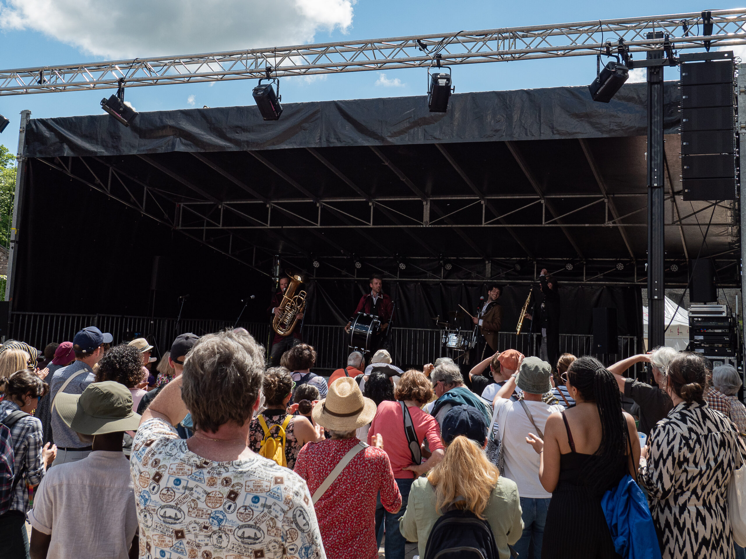 Une scène vue du public, avec deux percussionnistes, un euphorium et un hautbois