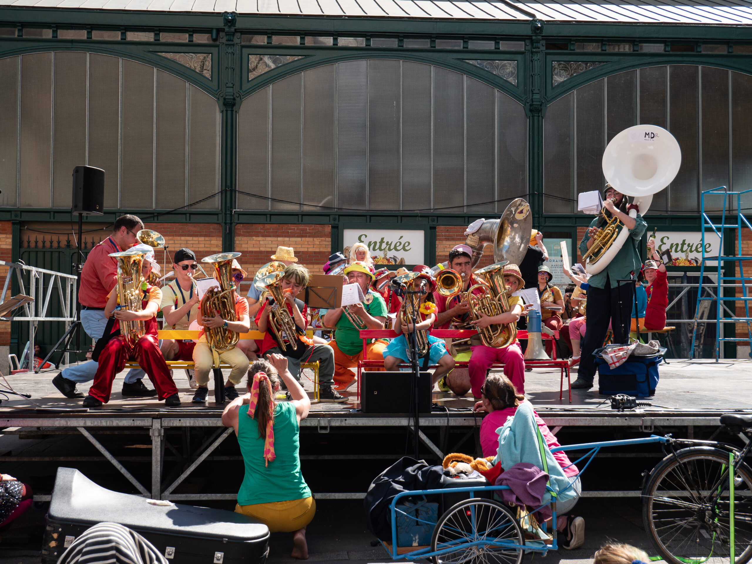 La même troupe que précédemment, en plan large, avec encore plus de cuivres et d'enfants
