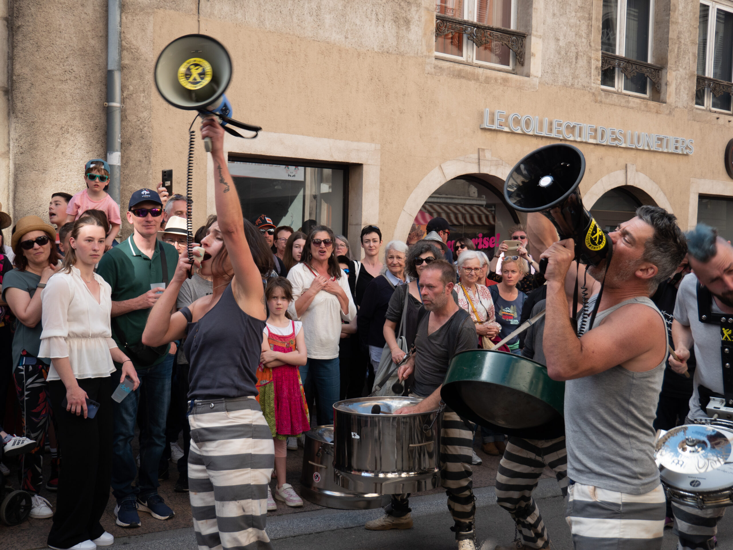 La même troupe, qui a légèrement avancé dans la rue