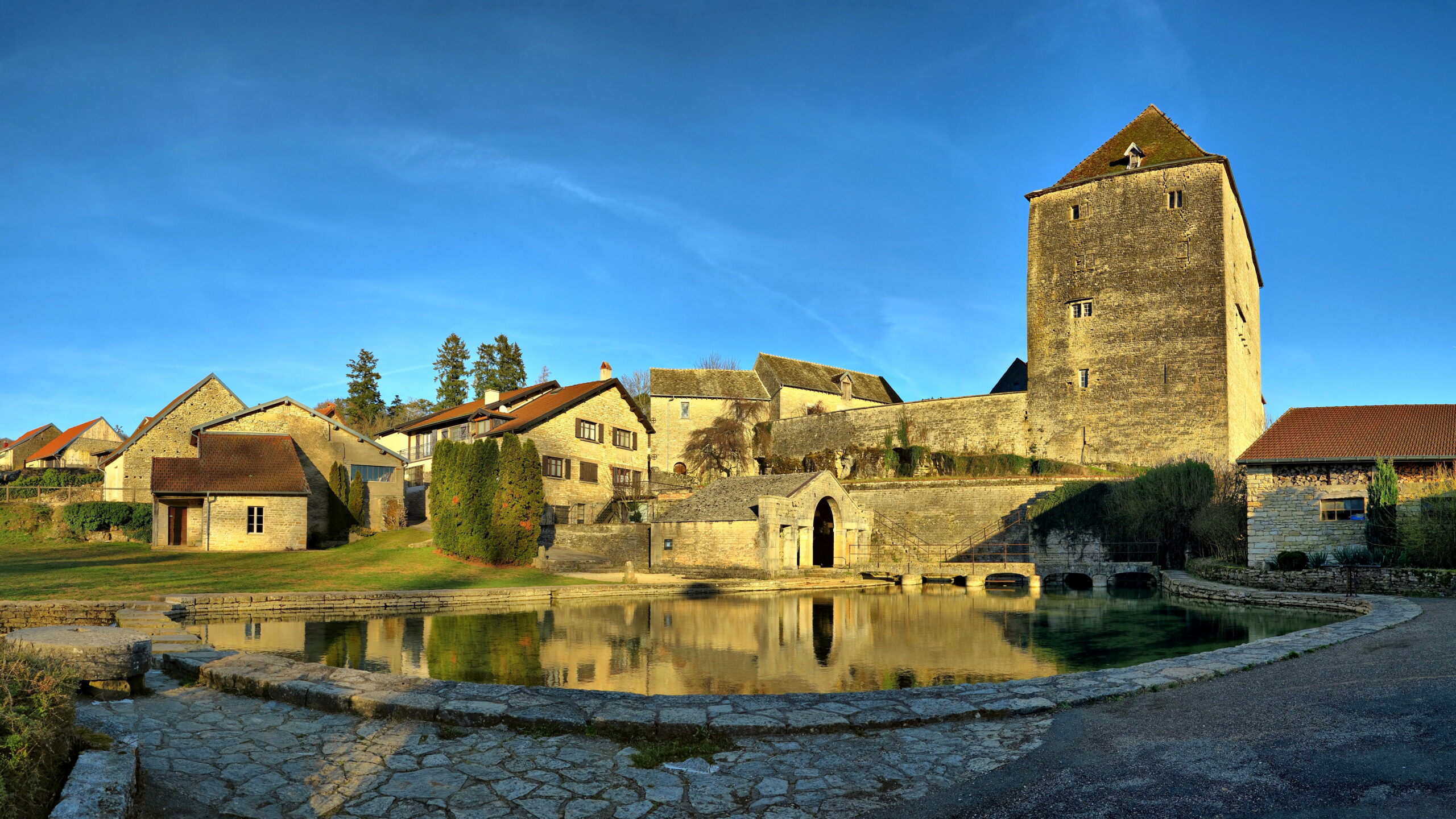 Fondremand, Le Bassin De La Source De La Romaine