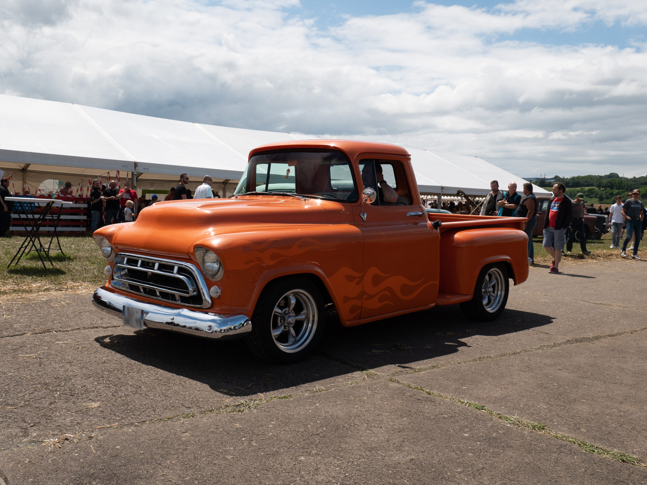 Chevrolet 3100 pick up de 1955, de couleur orange