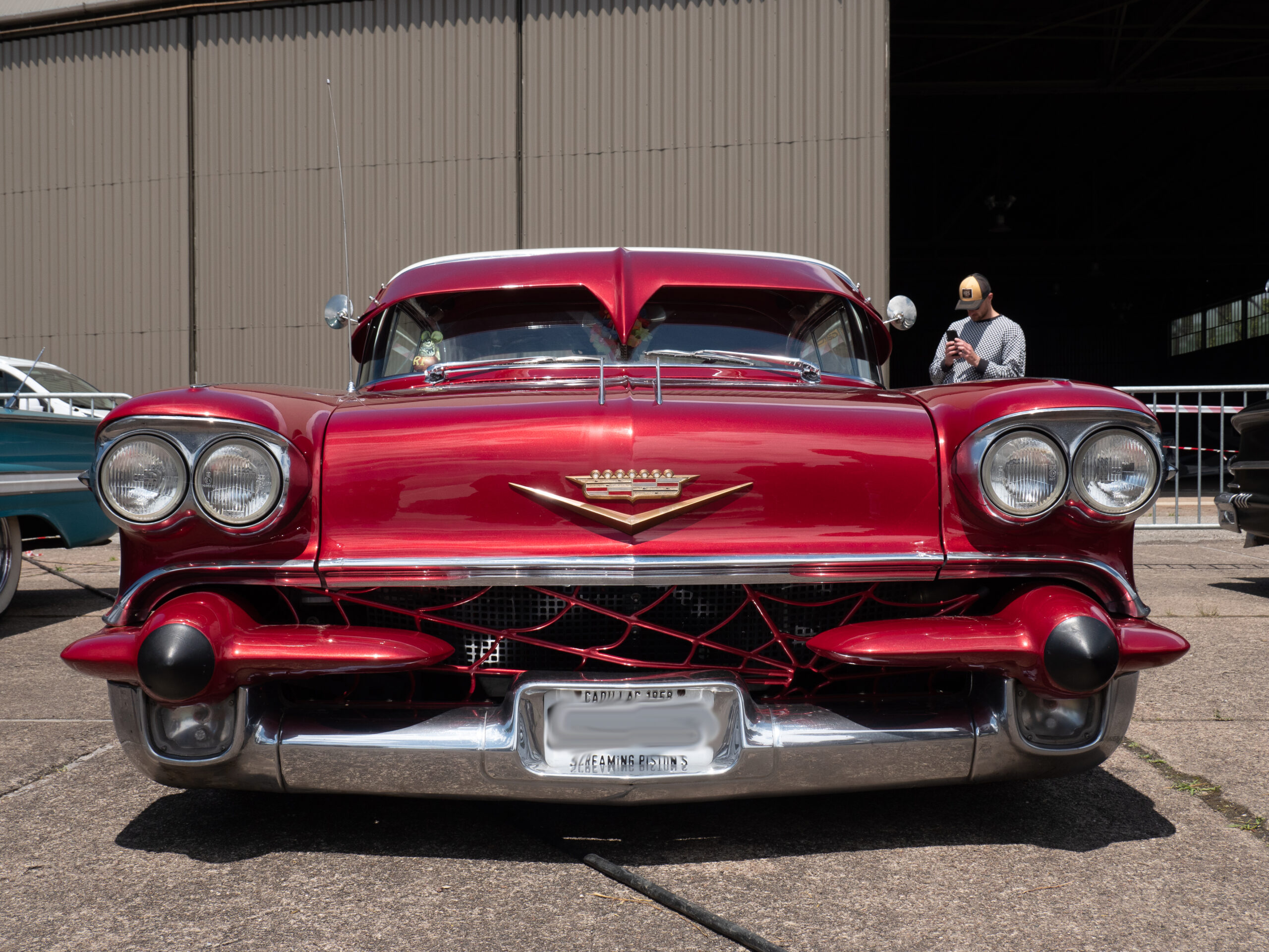 cadillac série 62 de 1958, de couleur rouge carmin, lourdement modifiée