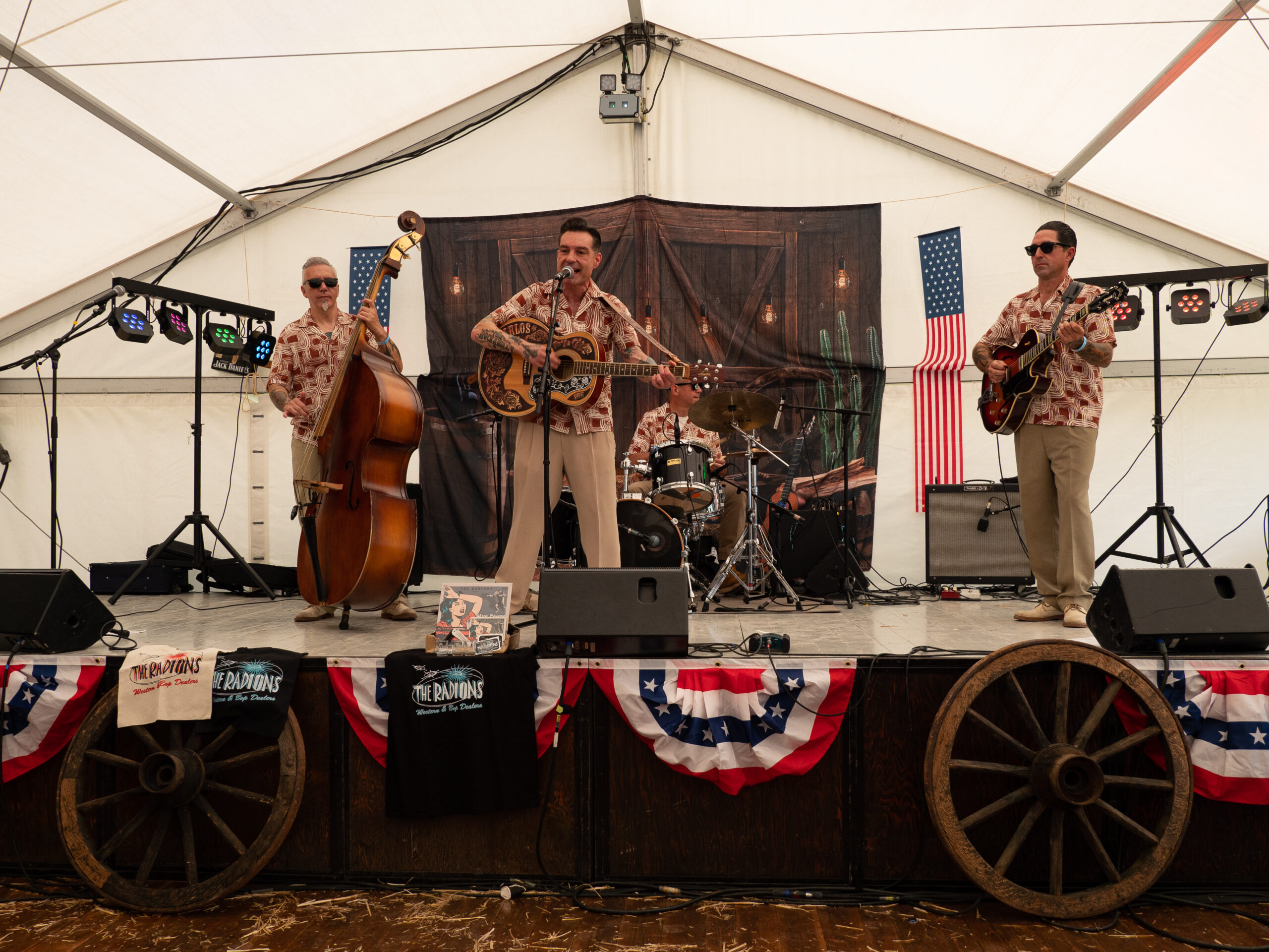 le groupe de rockabilly les Radions, sur une scène aux couleurs américaines : deux guitares, dont un chanteur, une contrebasse, une batterie