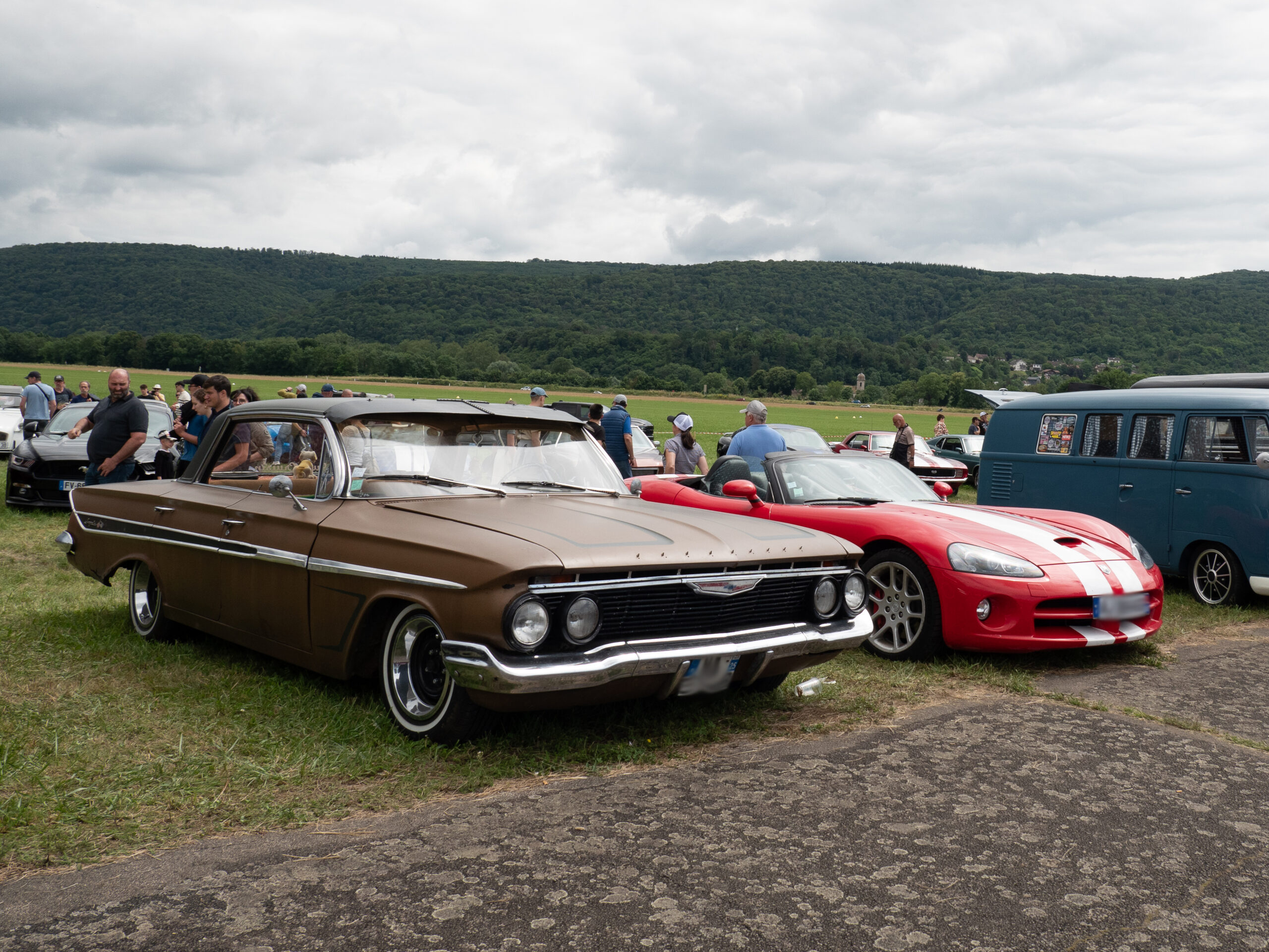 Chevrolet impala de 1961 de couleur marron, à côté d'une Dodge viper SRT 10 de 2008