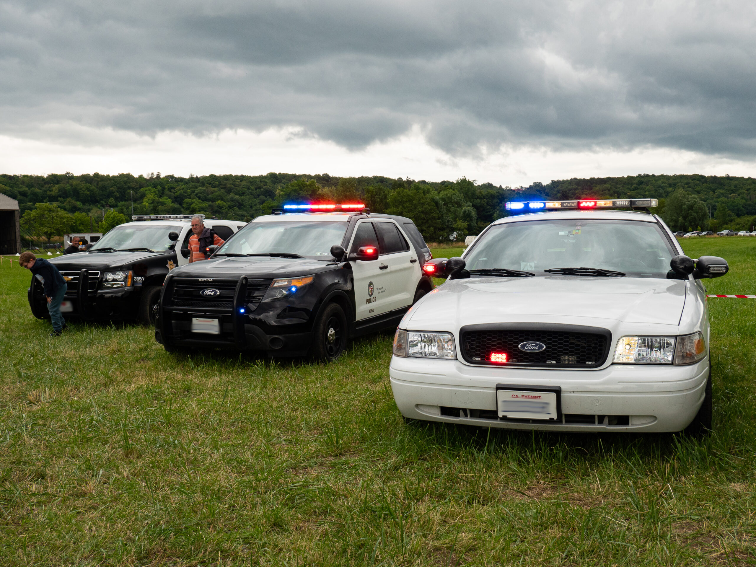 ford crown Victoria 2 de la patrouille d'autoroute de Californie, de couleur blanche, à côté de deux autres voitures de police noires et blanches