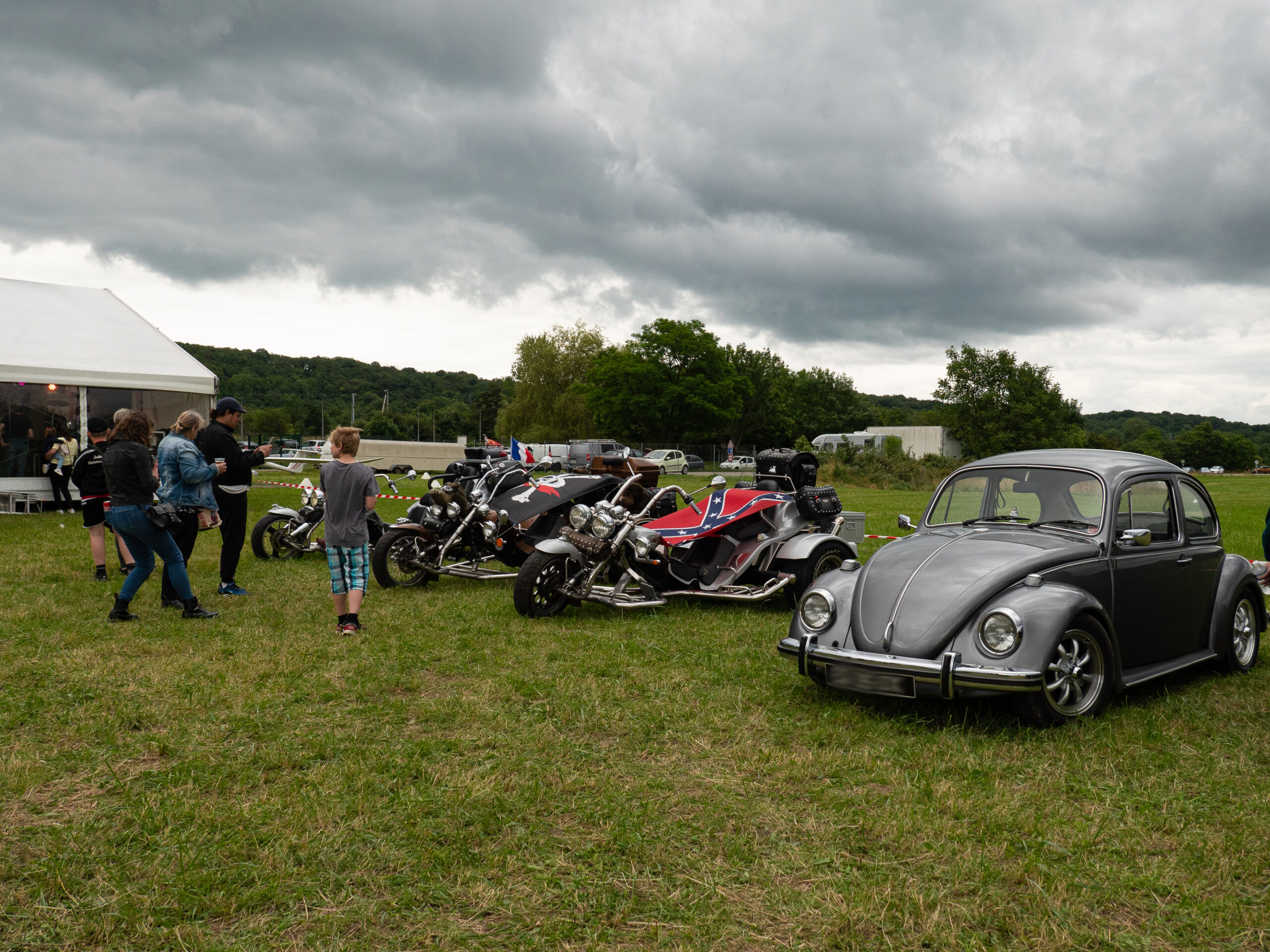 Volkswagen coccinelle 1200 des années 70, à côté de deux trikes américains
