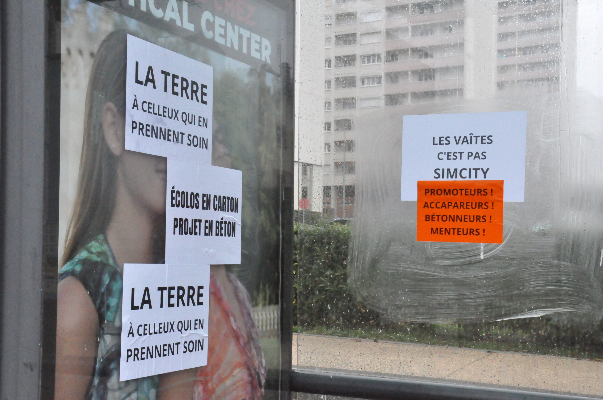 Affichettes collées sur un abribus. On peut y lire : - la terre à celleux qui en prennent soin - écolos en carton, projet en béton - les Vaites, c'est pas Sim City - Promoteurs, Accapareurs, Bétonneurs, Menteurs
