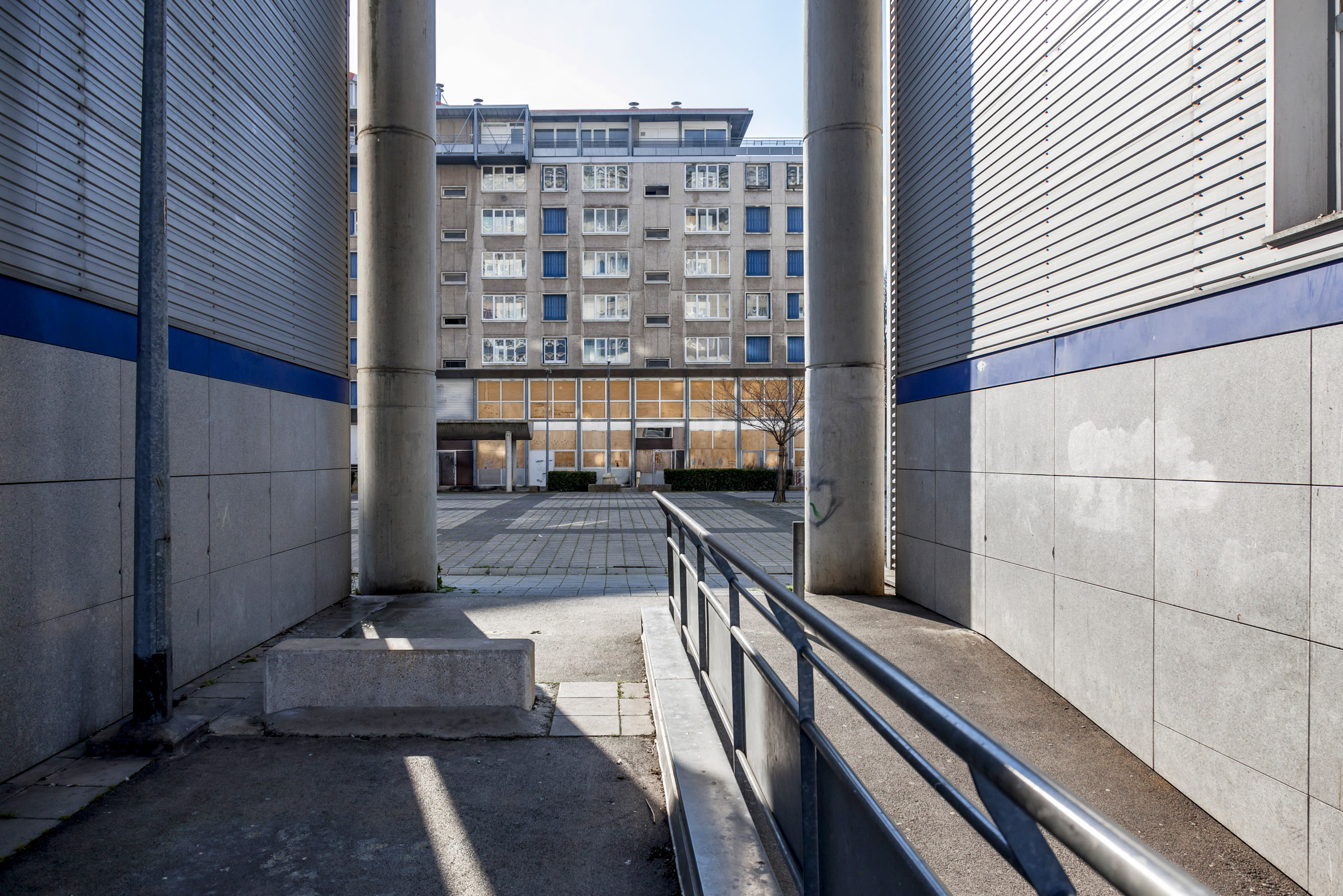 Plan large d'un immeuble des 408 dans une allée.