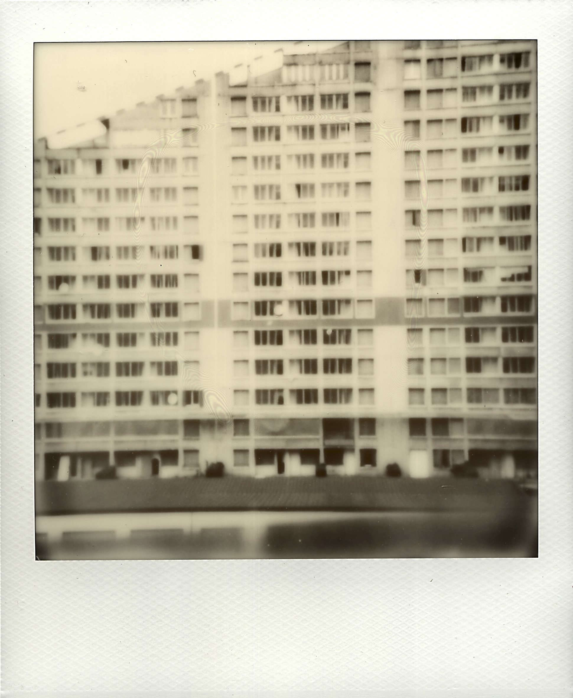 Image Polaroïd en noir et blanc d'un immeuble des 408.