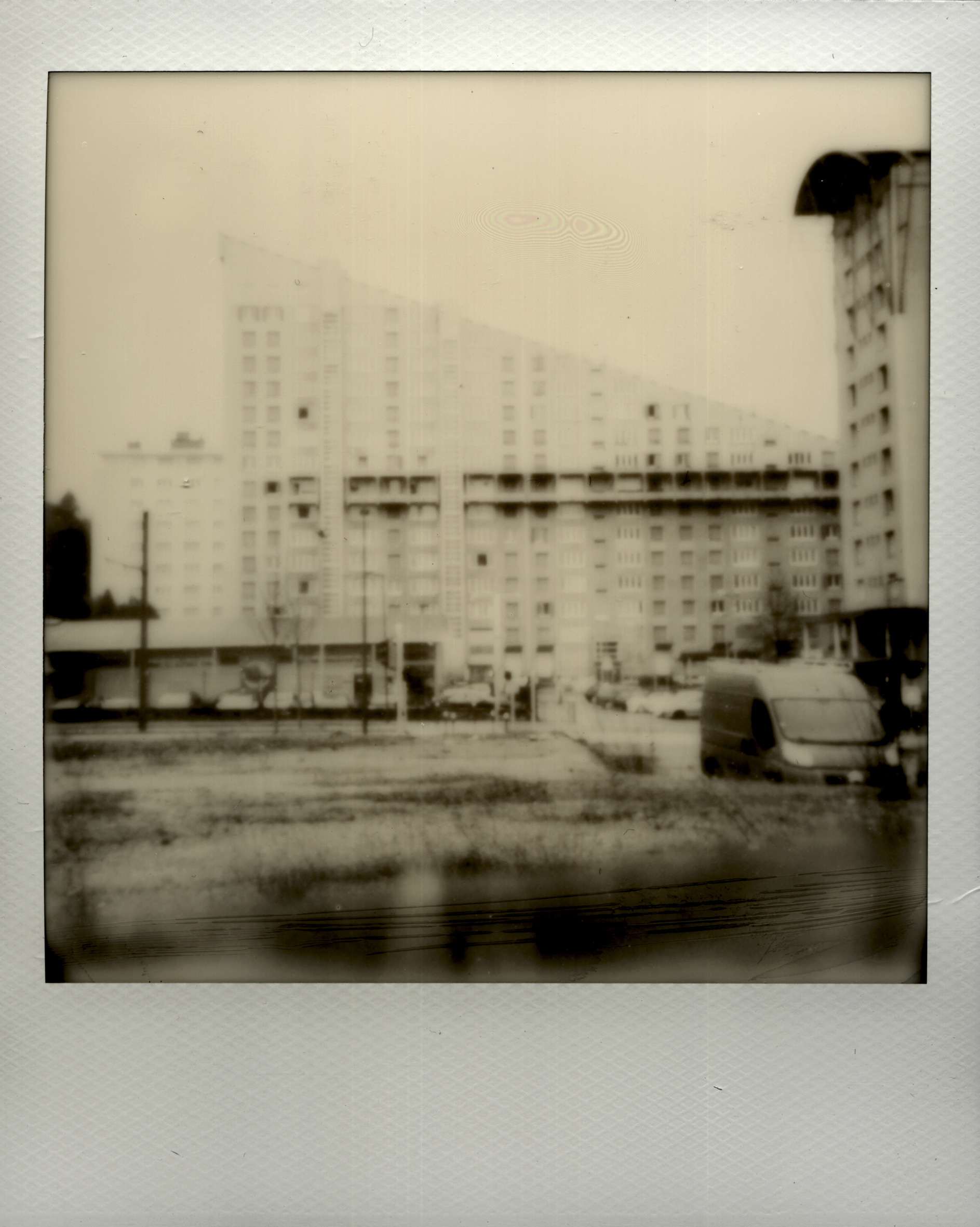 Image Polaroïd en noir et blanc d'un immeuble des 408.