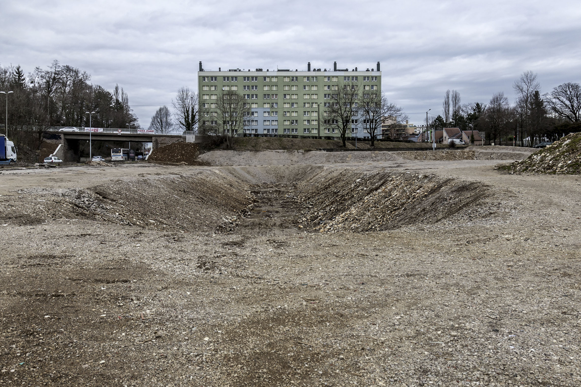 Après que la barre ait été détruite, un trou béant est visible à l'ancienne emplacement de la barre