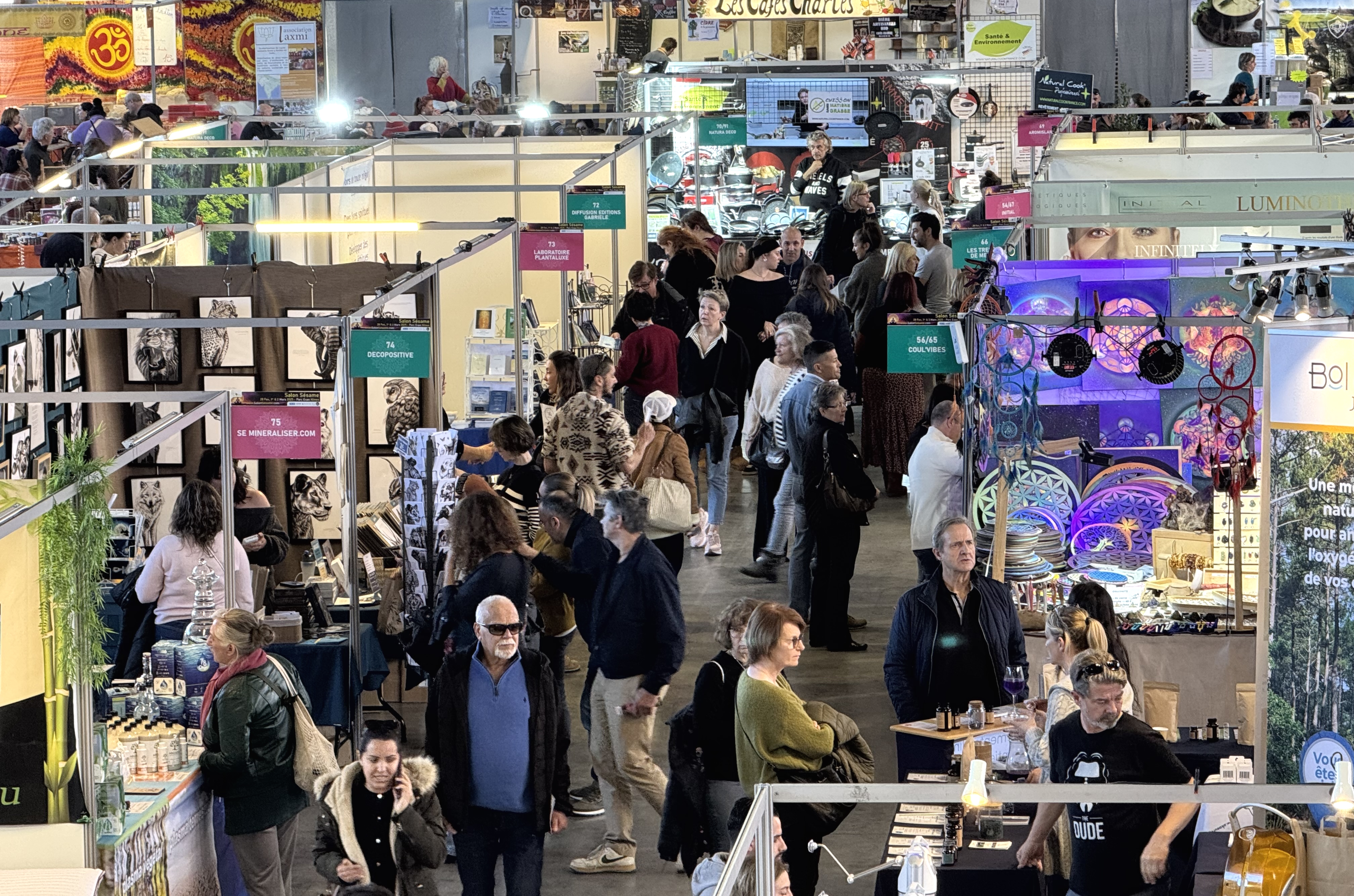 Médecines alternatives, théories du complot et ancrages à l’extrême droite… À Besançon, un salon qui pose question
