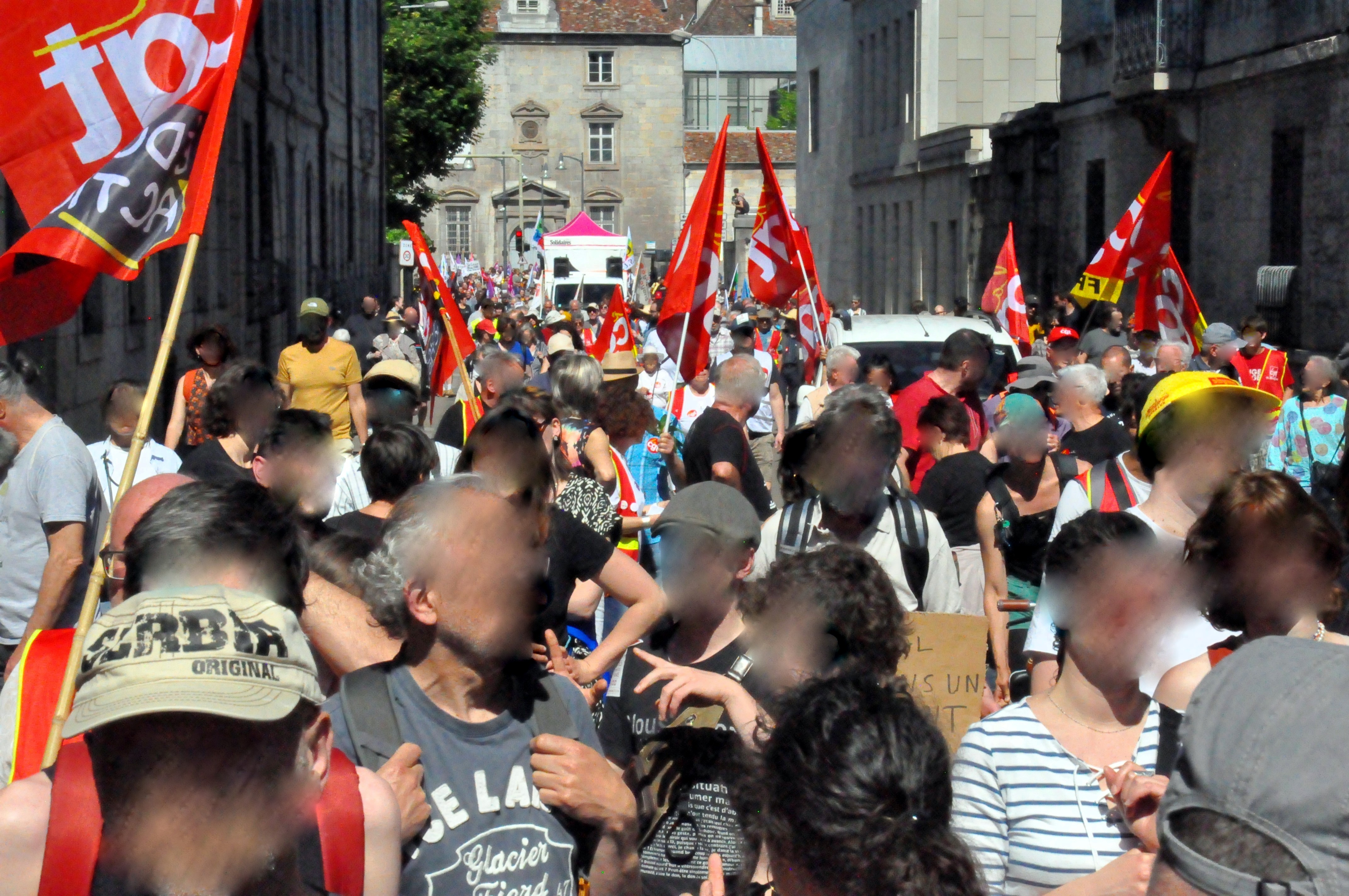 À Besançon, 2 000 manifestant·e·s pour le 1er mai