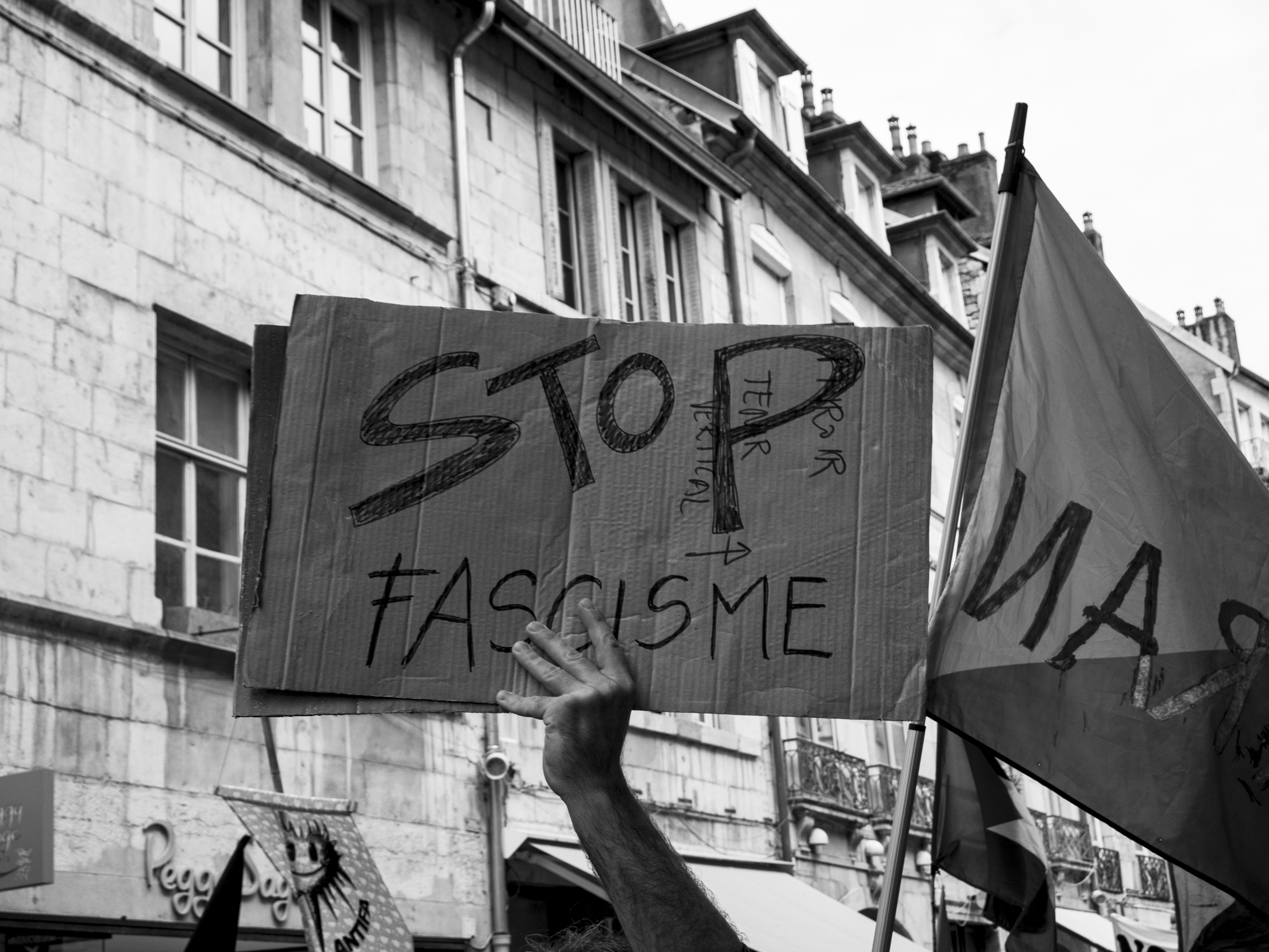 pancarte stop fascisme à côté d'un bout de drapeau no pasaran