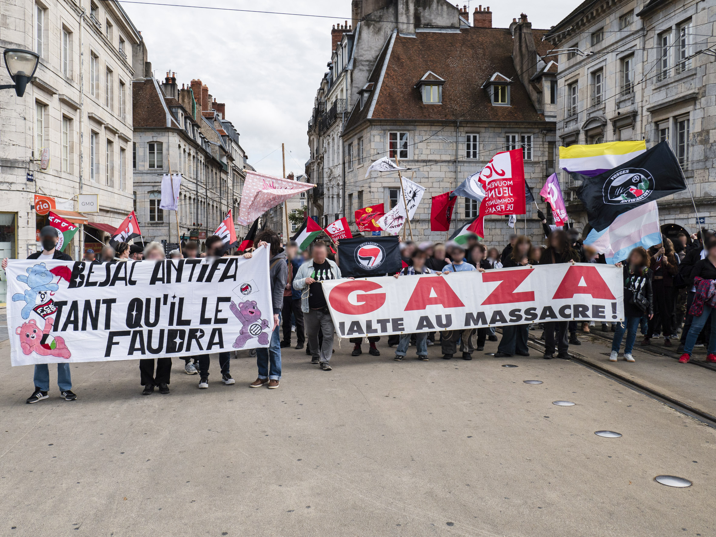 Le cortège en haut de Grande rue, avec une nouvelle pancarte : Gaza, halte au massacre