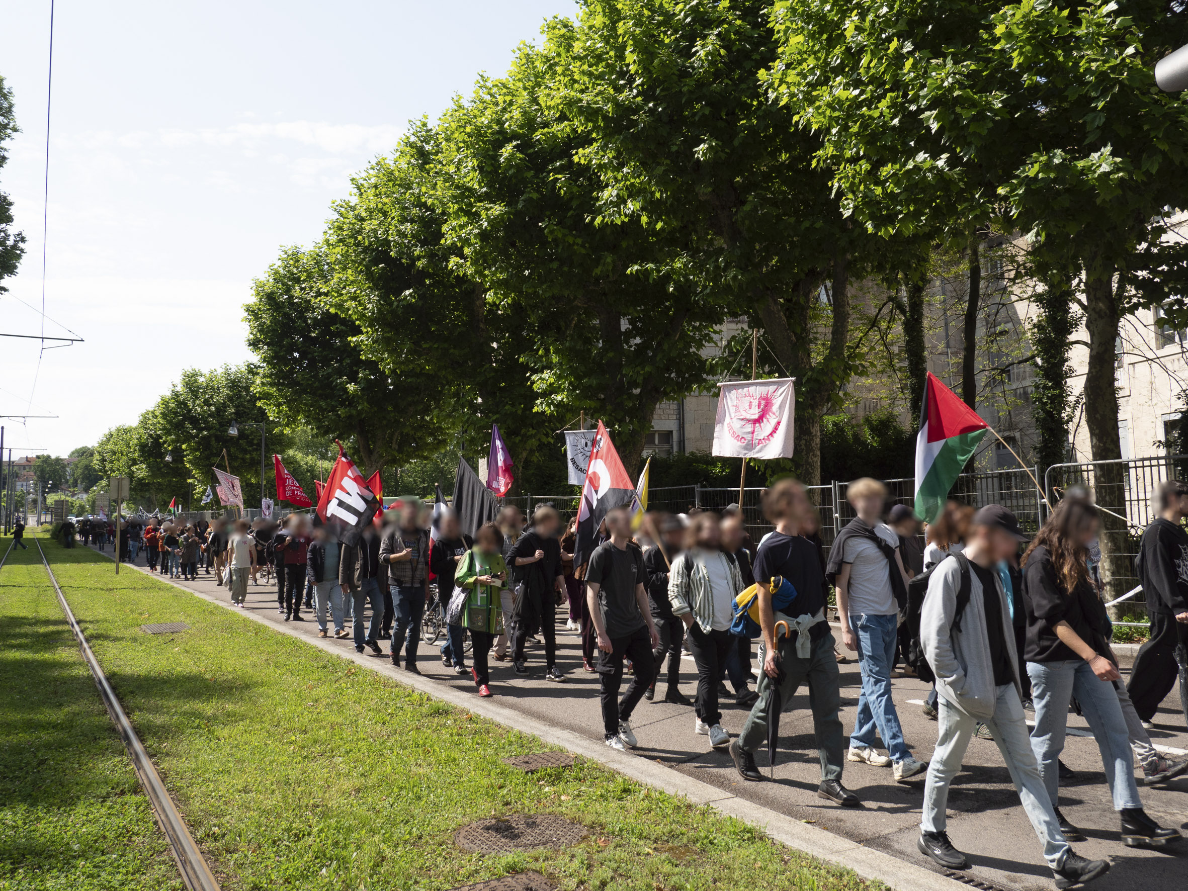 Le cortège le long des voies du tram herbacées, vers Chamars