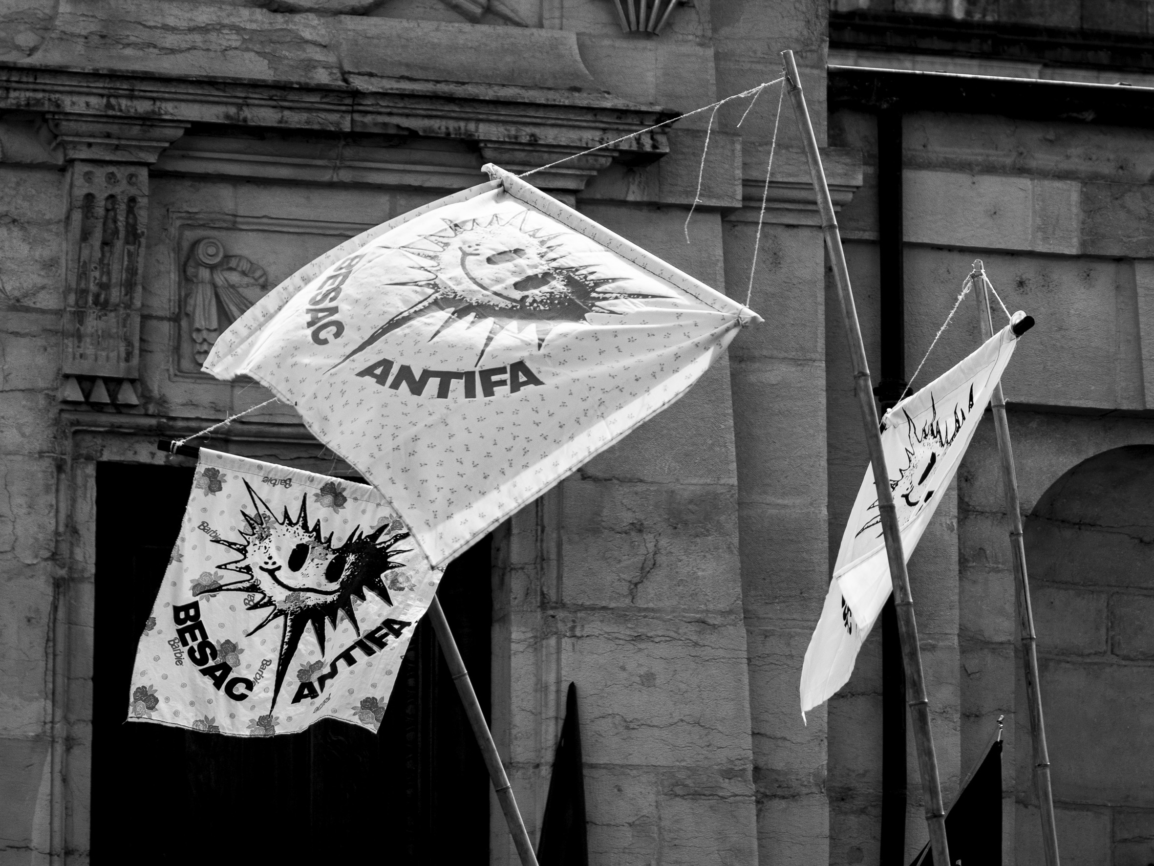 collection de drapeaux Besac antifa, avec son logo en forme de cœur parsemé d'épines