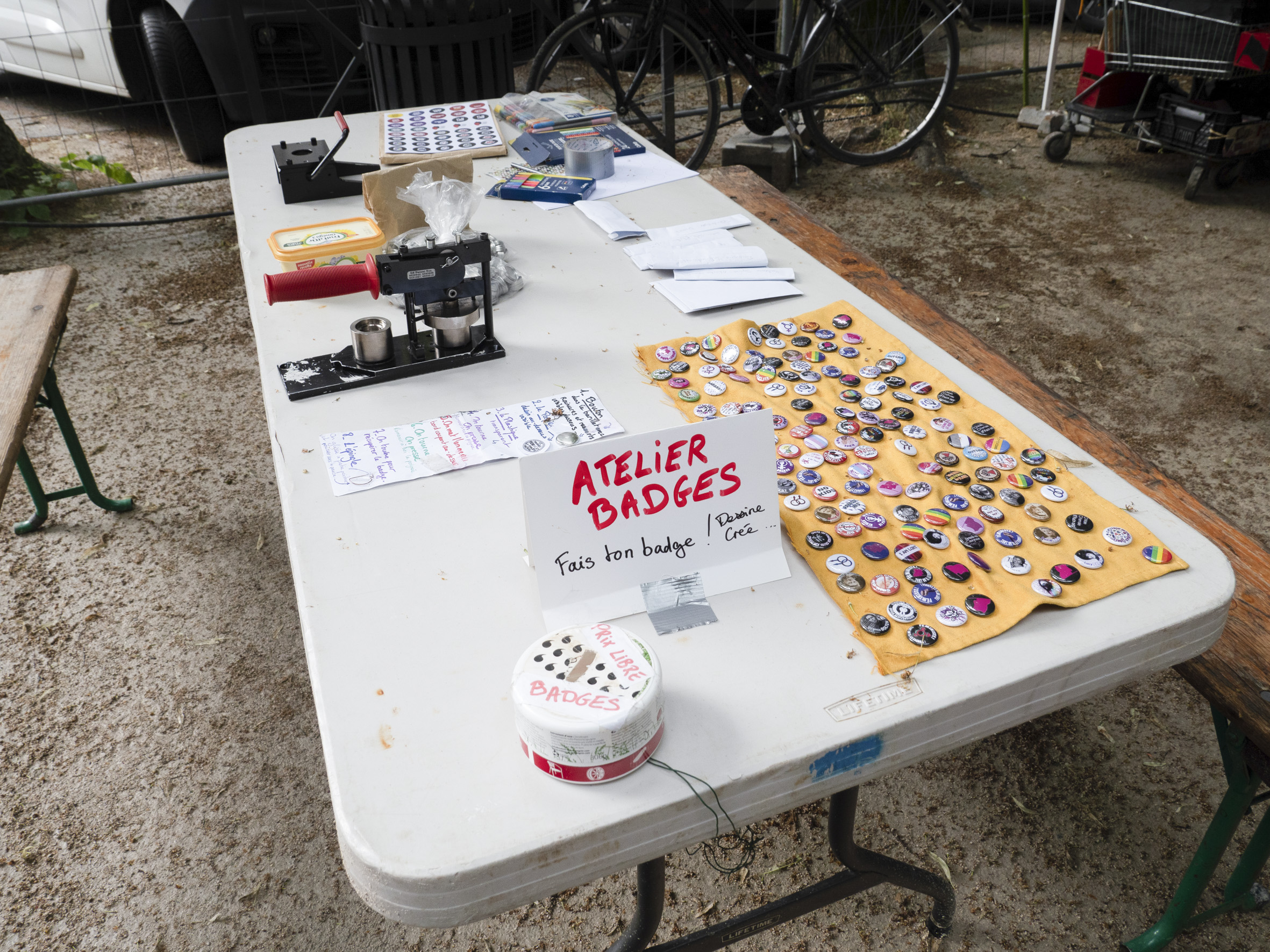 Vue du stand de l'atelier badges, toujours place Granvelle