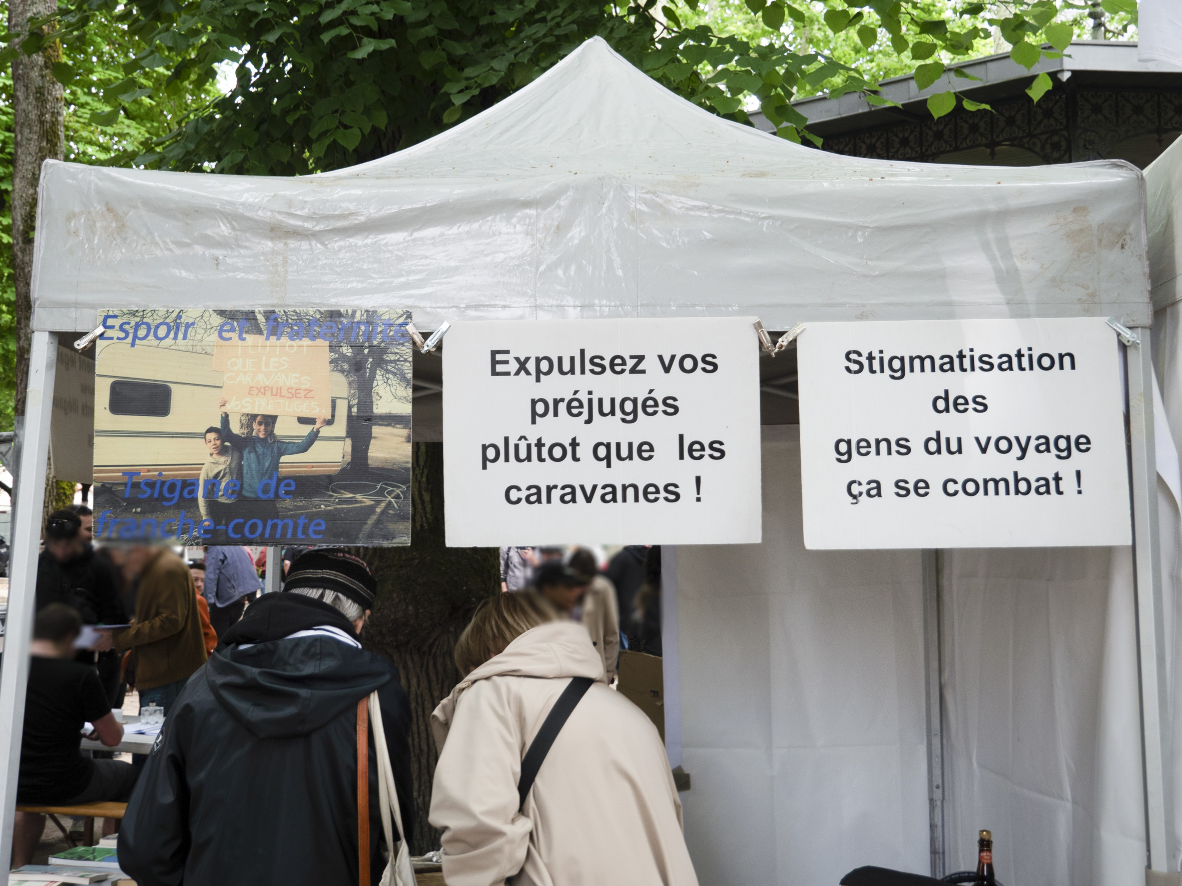 Vue du stand des Gens du voyage, avec deux écriteaux : expulsez vos préjugés plutôt que les caravanes, et stigmatisation des gens du voyage, ça se combat !