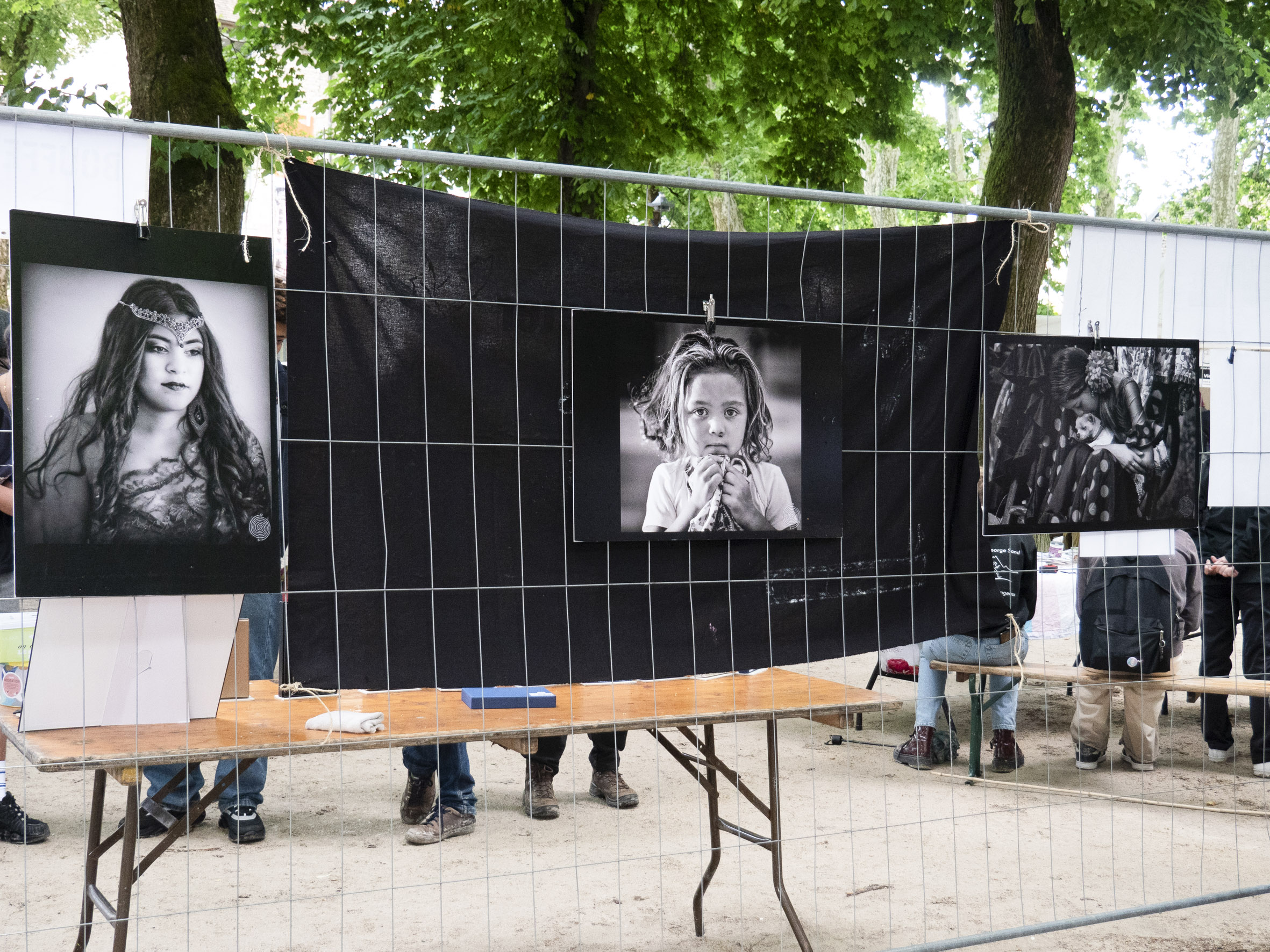 Photos de divers gens du voyage affichés sur une grille