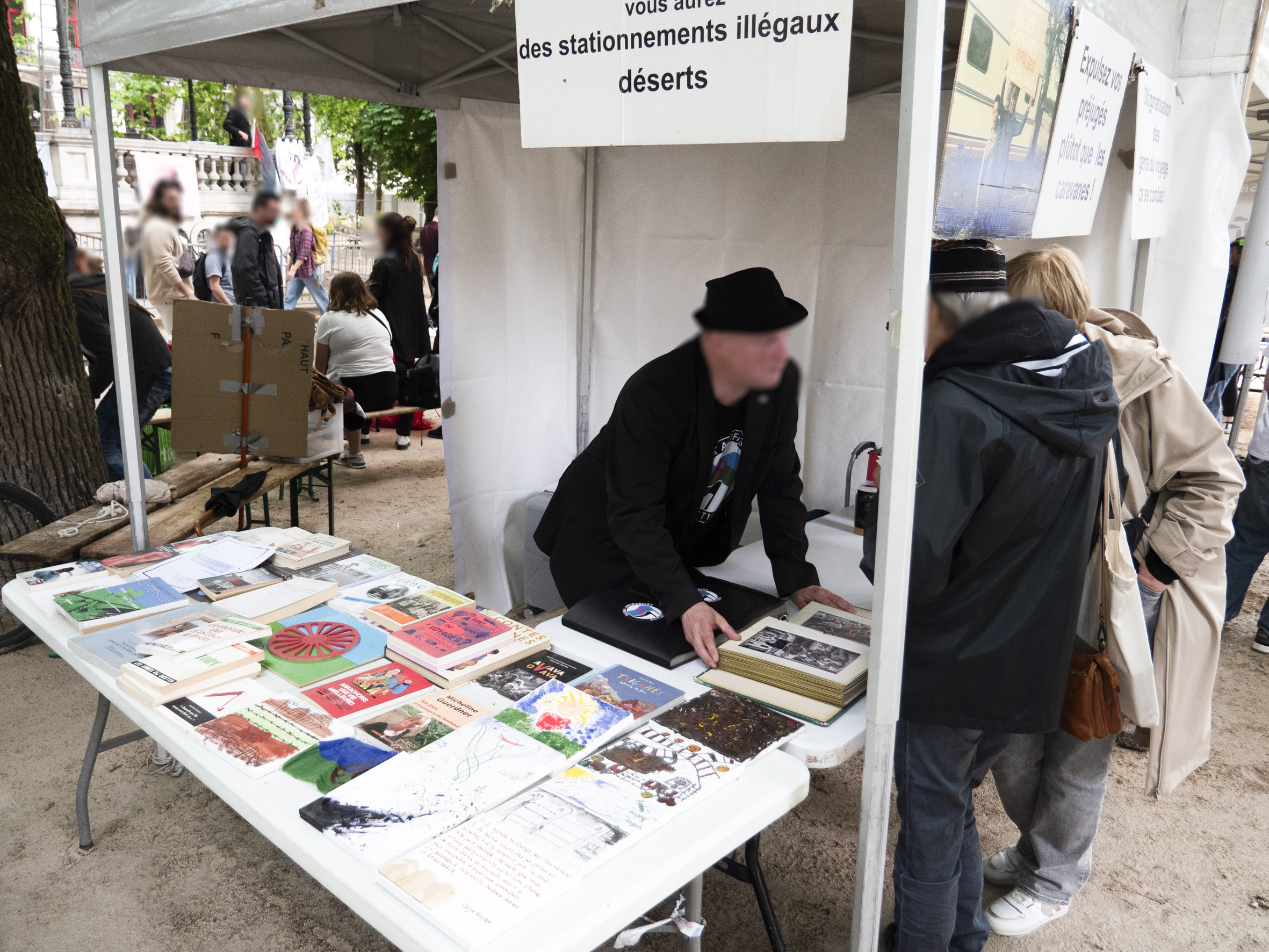 Rémy Vienot à son stand, avec devant lui de nombreux ouvrages de littérature sur les gens du voyage