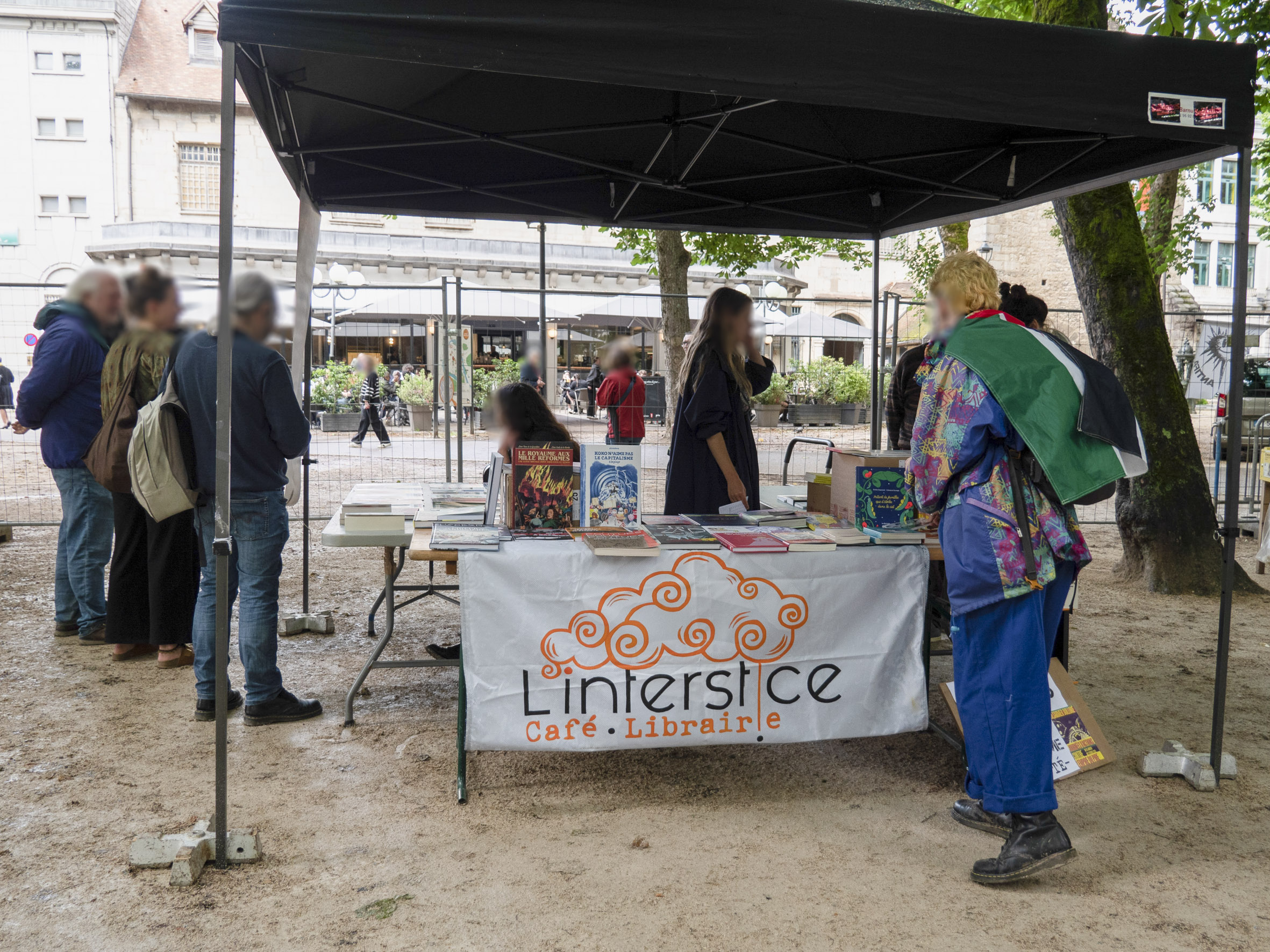 Stand de la librairie l'Interstice, sous un barnum