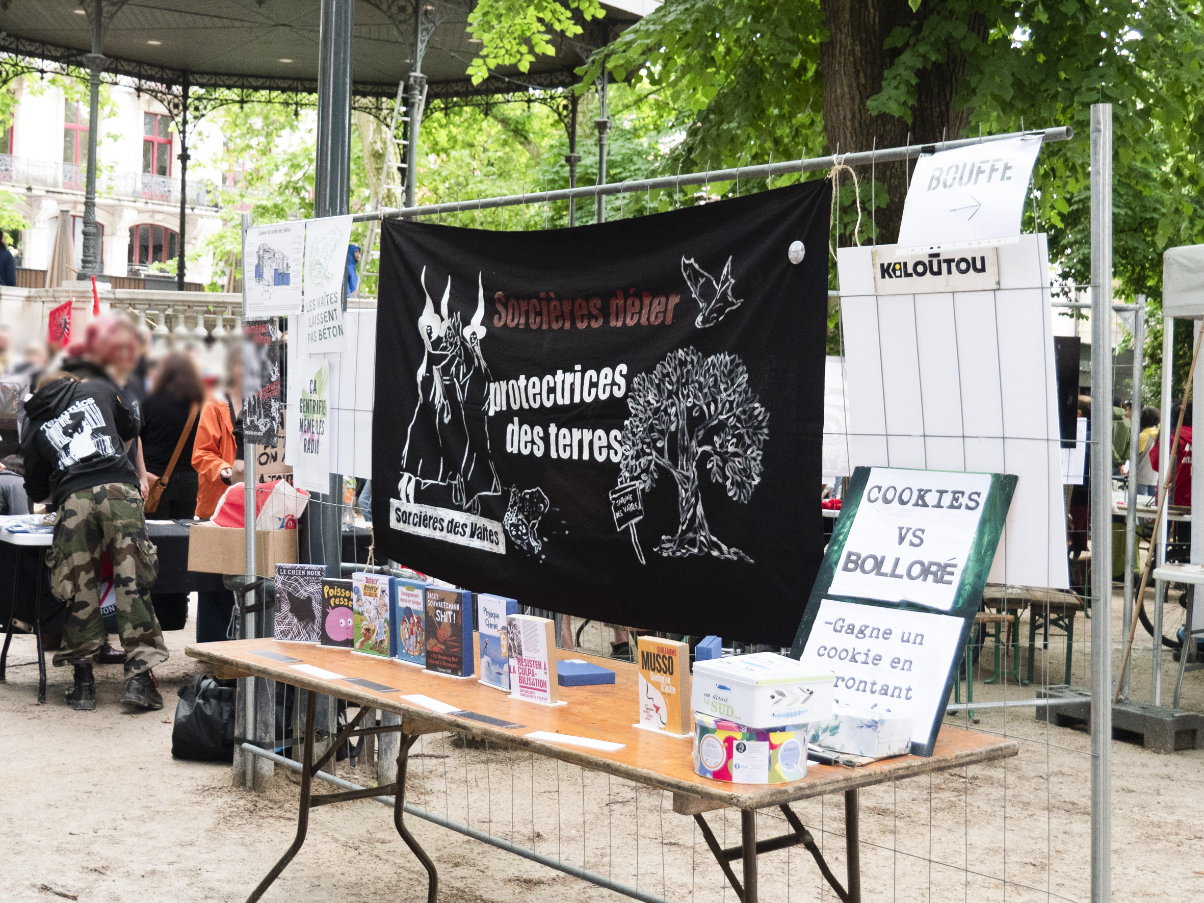 une banderole des sorcières de Vaites, avec un chamboule-tout contre les ouvrages publiés par les maisons Bolloré