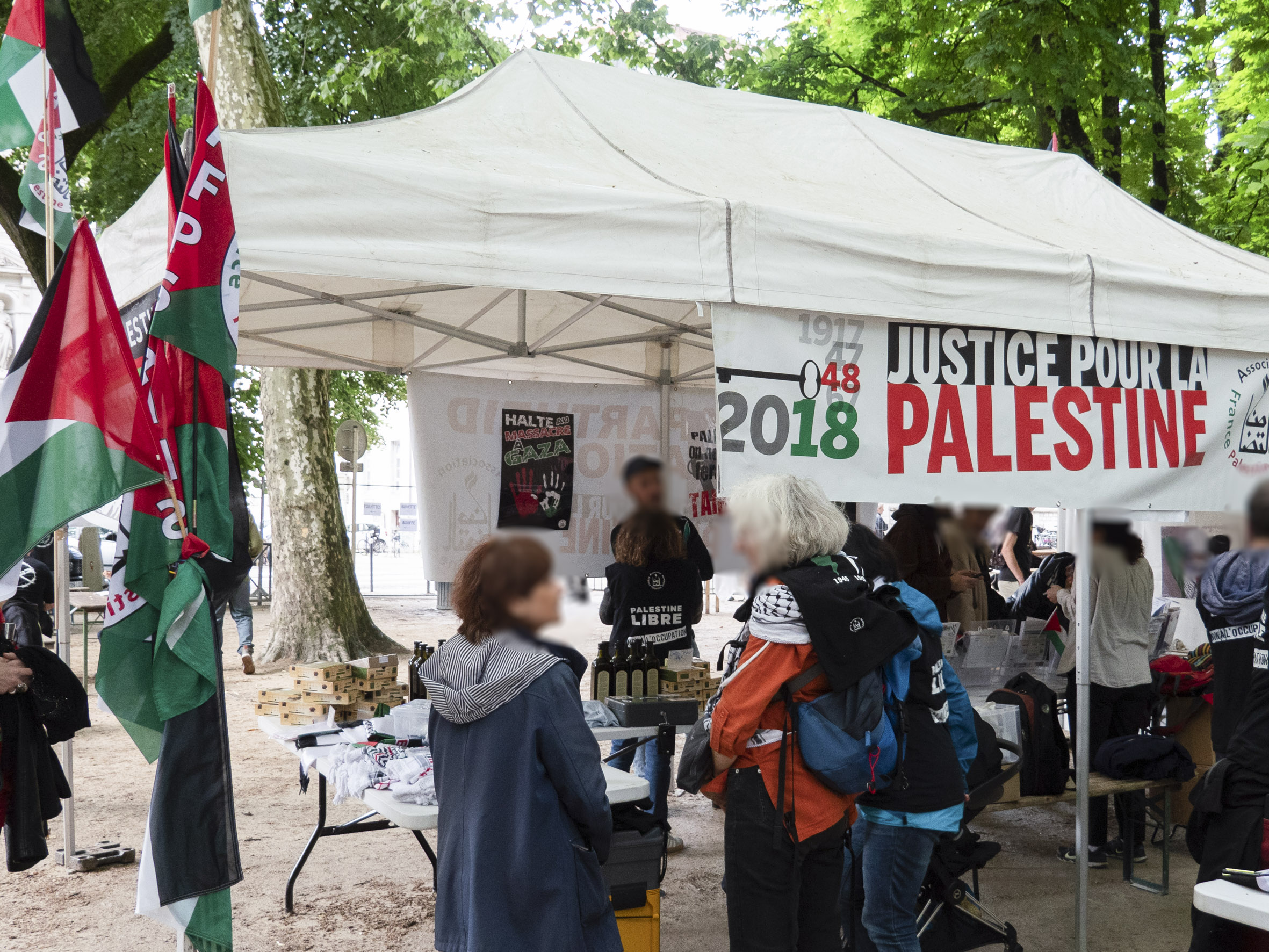 le stand de l'Association France Palestine Solidarité, avec divers drapeaux palestiniens