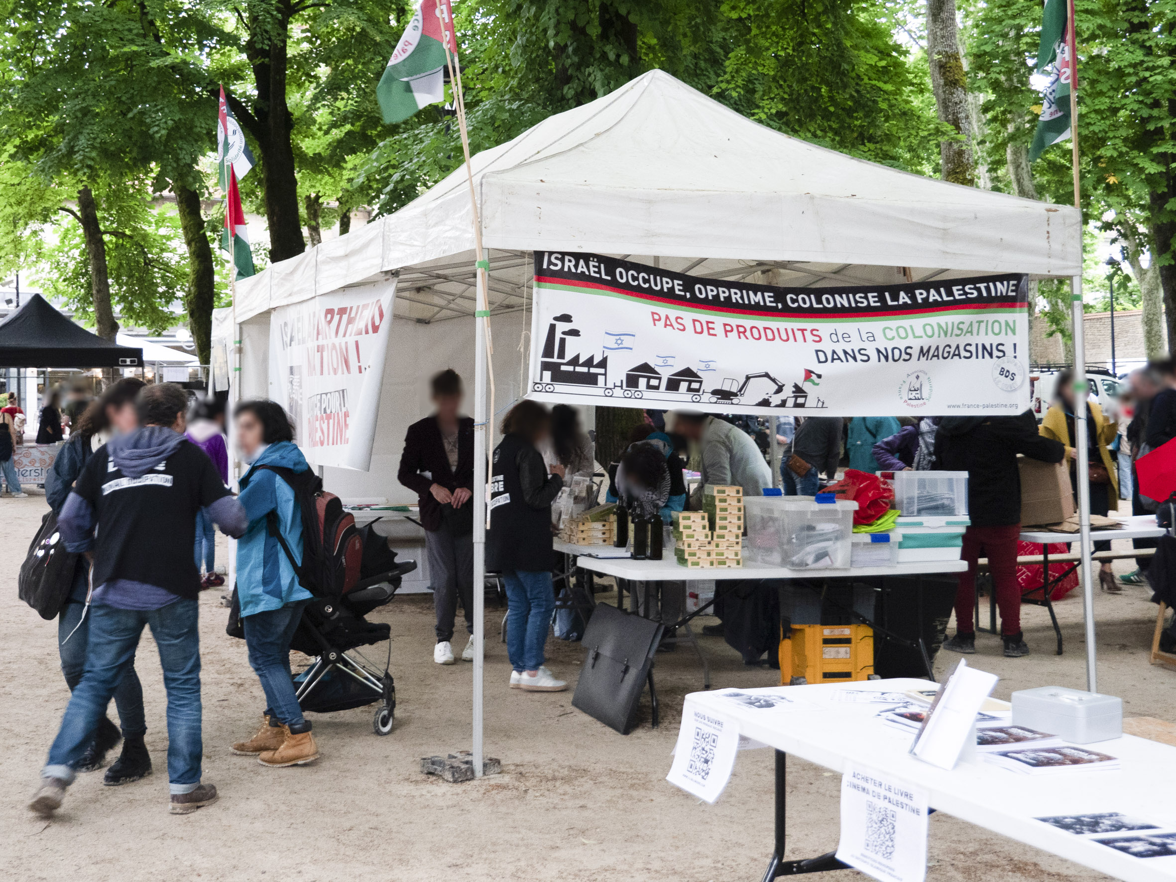le stand de l'Association France Palestine Solidarité, sous un autre angle