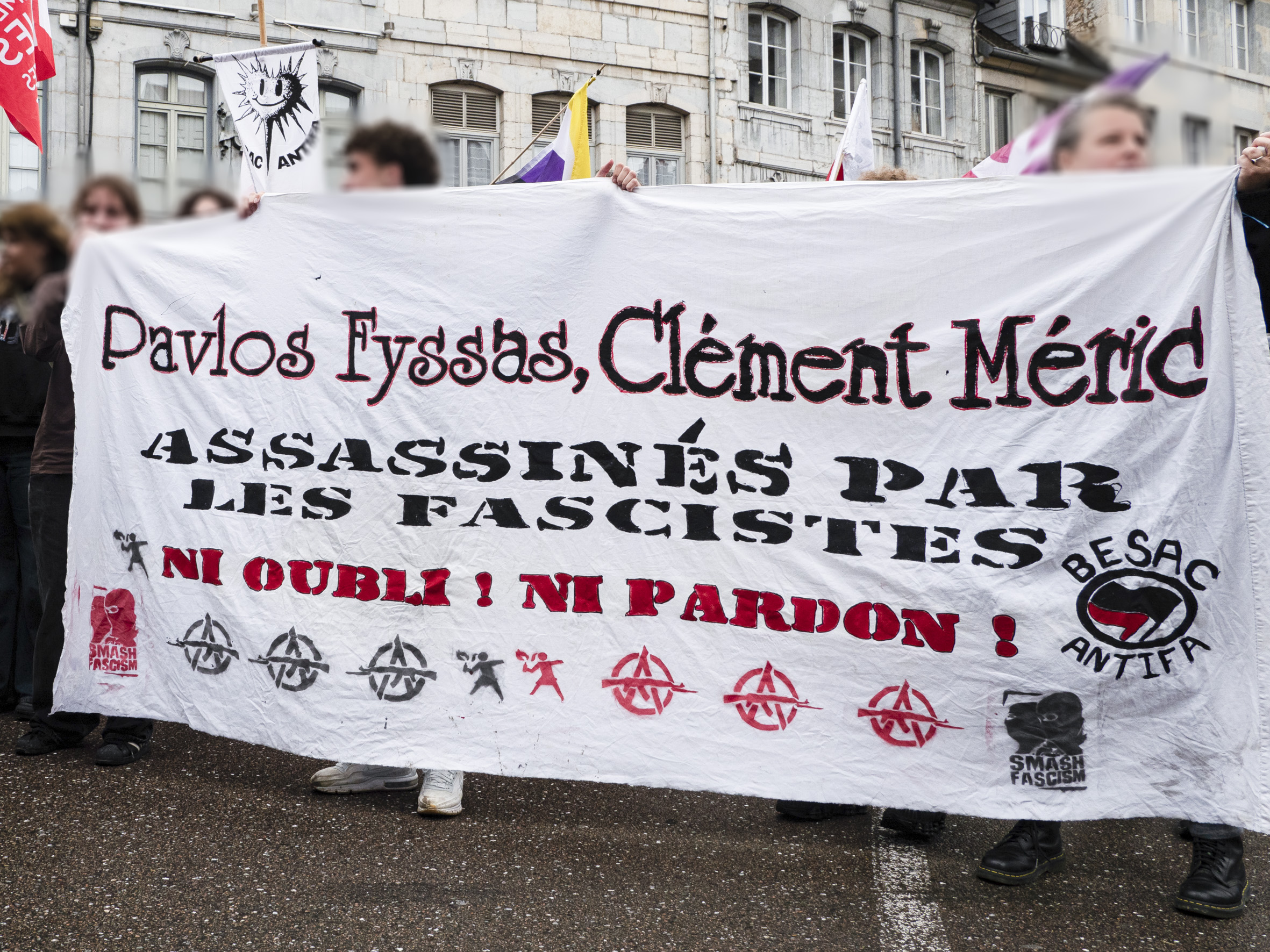 Banderole du cortège qui affiche : Pavlos Fyssas, Clément Méric, assassinés par les fascistes, ni oubli ni pardon