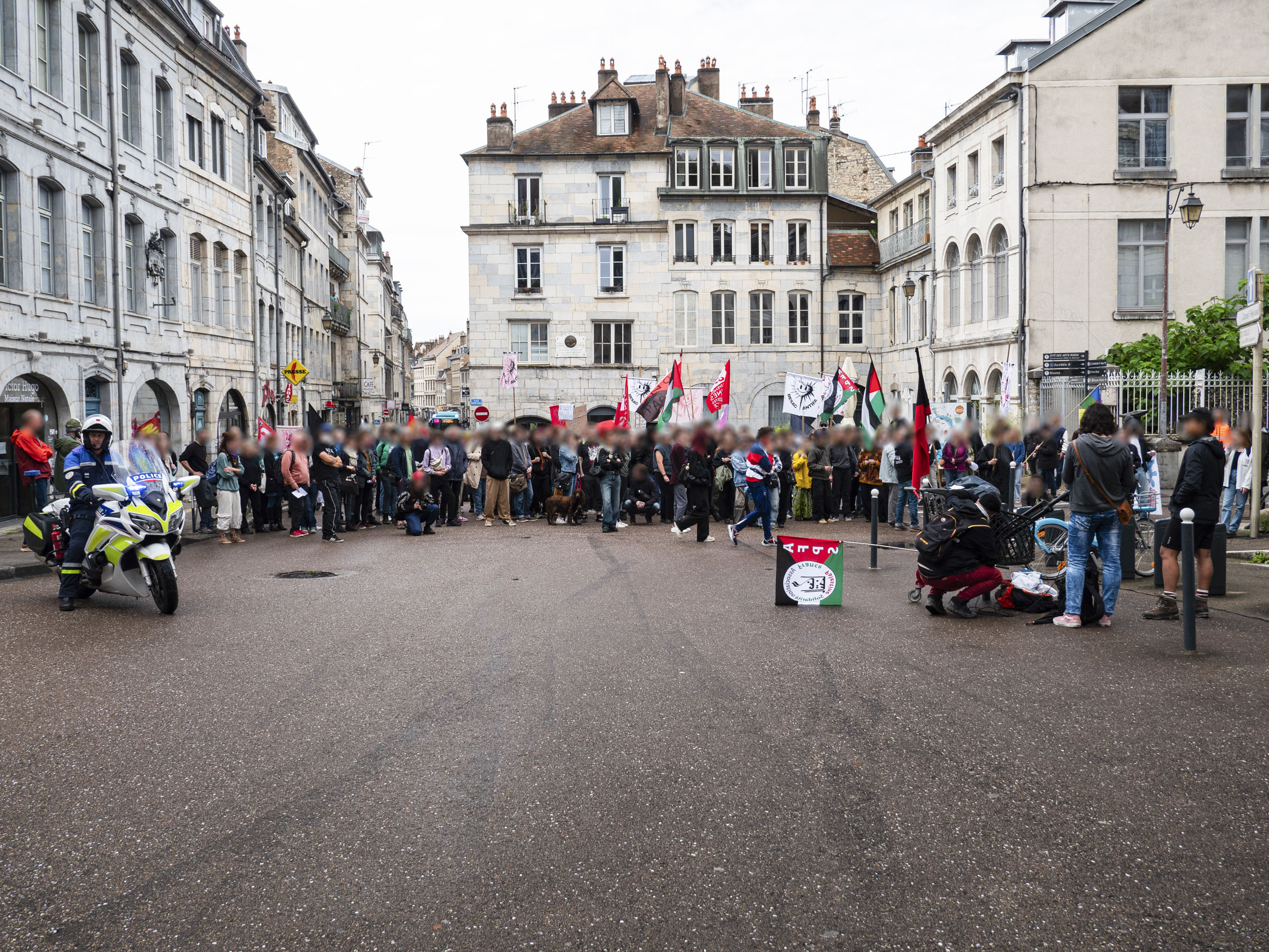 La manifestation s'arrête en haut de la grande rue, pour quelques prises de parole