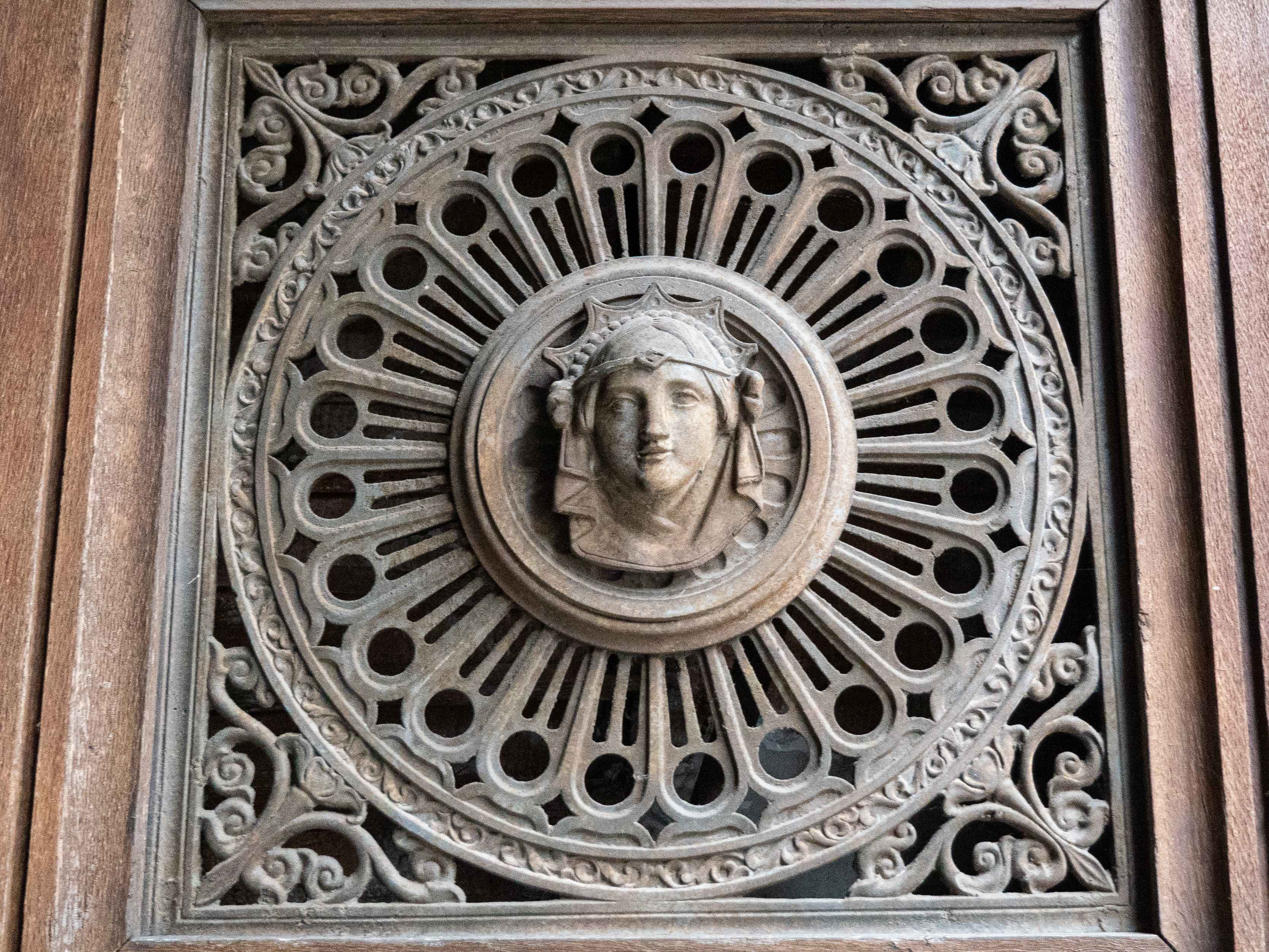 motif très similaire à l'image précédente, avec une tête de femme à la place