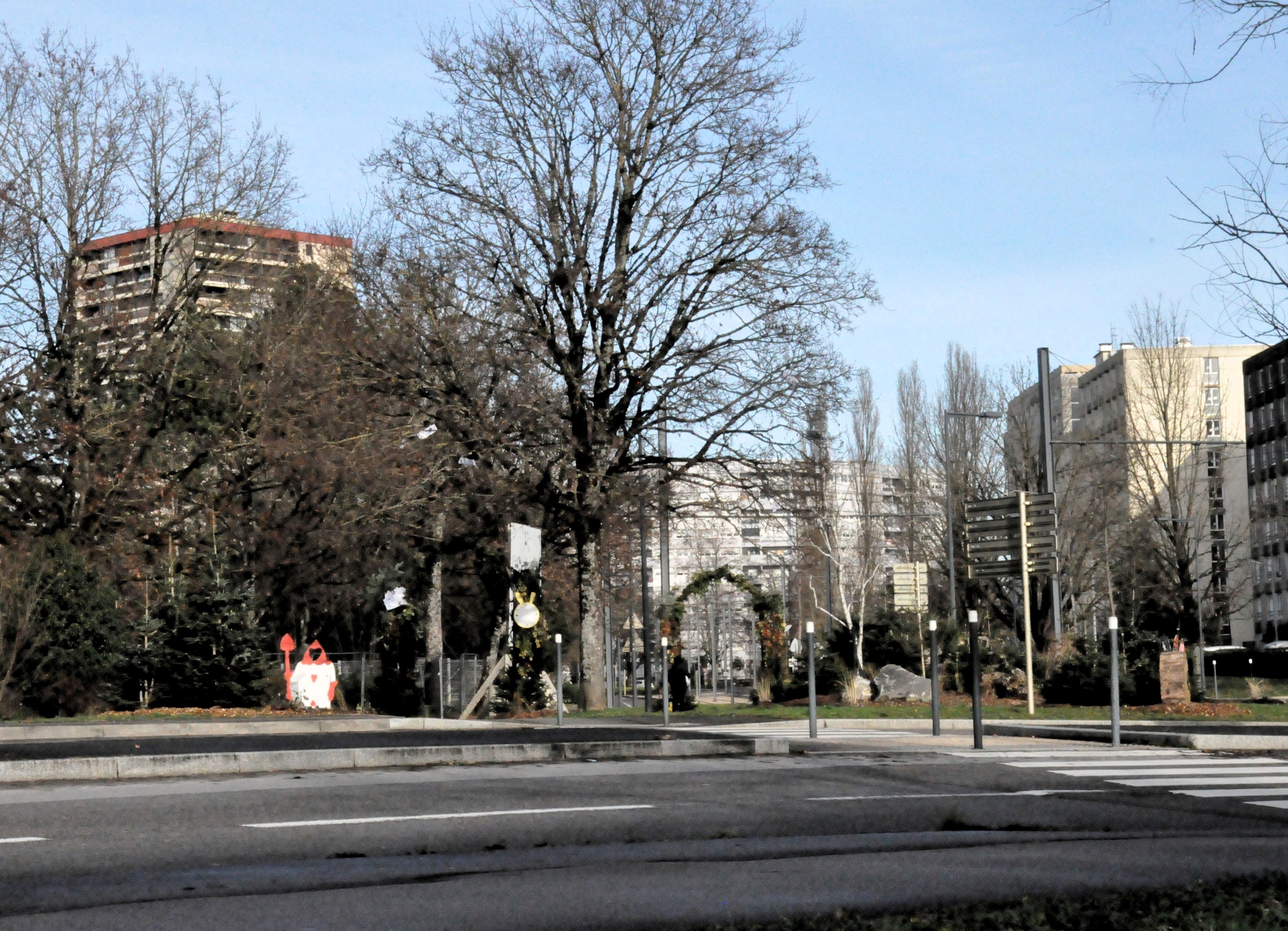 Photo de Cassin, où l'on distingue une carte à jouer face "Alice au pays du merveilles" à à l'entrée d'une promenade boisée