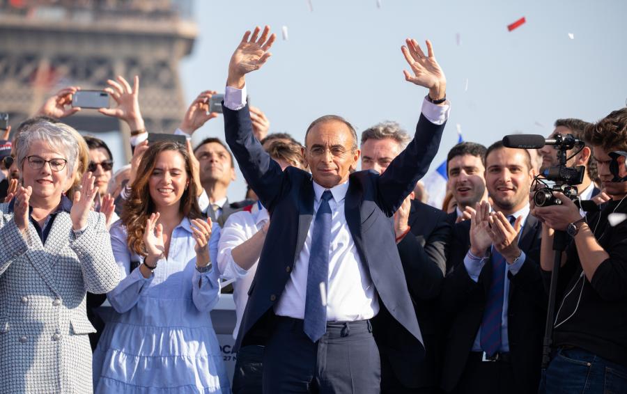 Après avoir remis un prix à Sarah Knafo, le groupe « EBRA » en fait la promotion dans ses colonnes