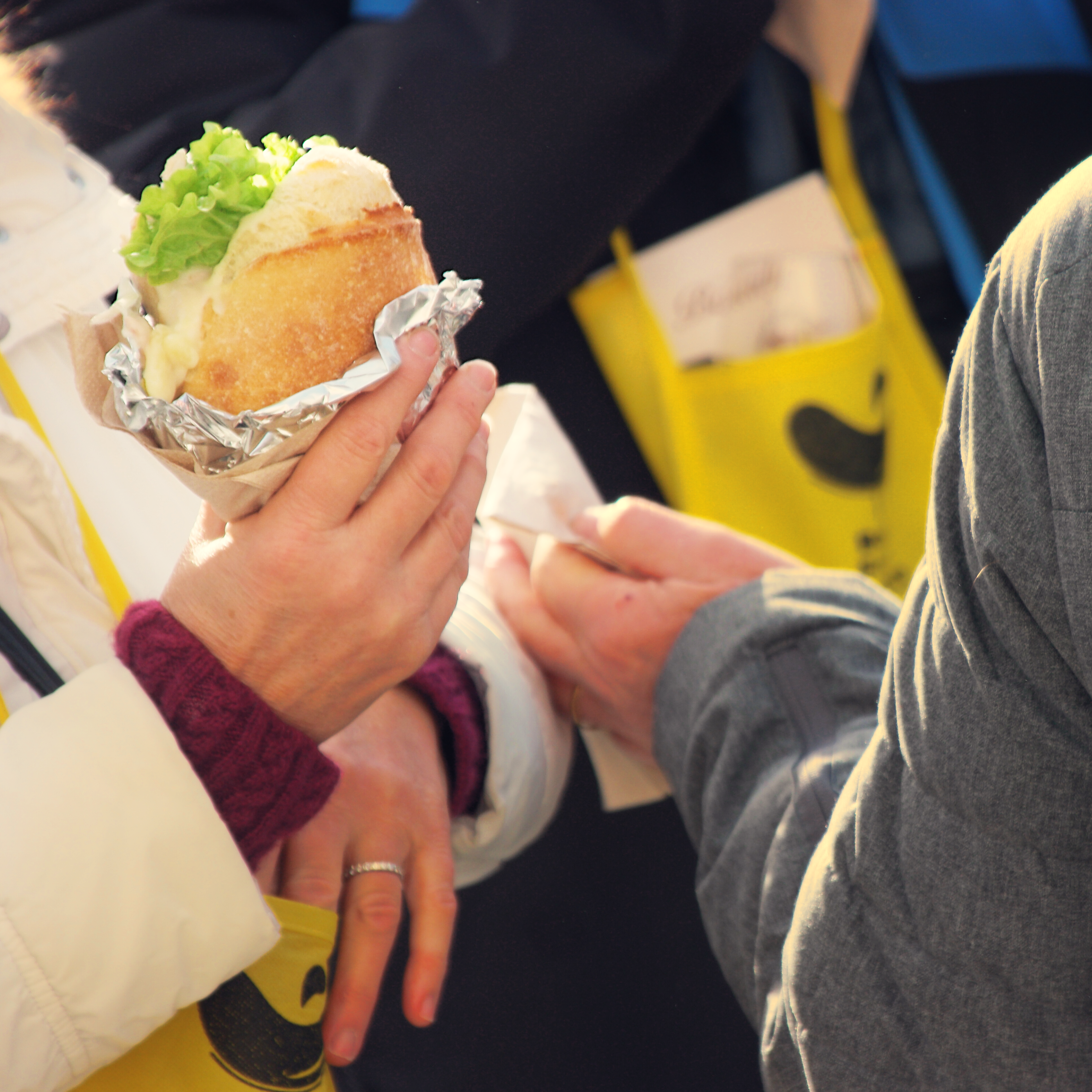 sandwich végétarien en train d'être dégusté