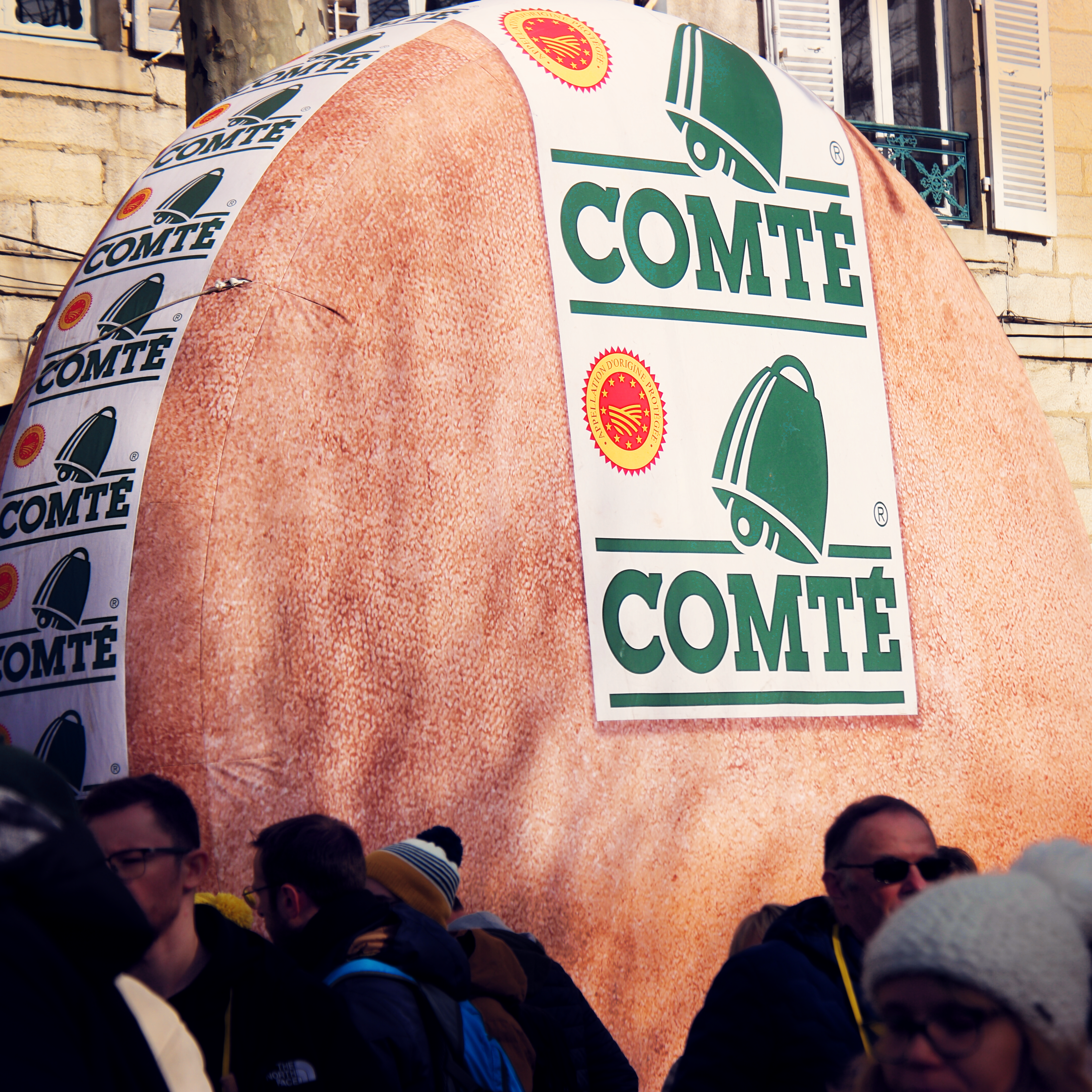une décoration en forme d'énorme meule de comté de 3 mètres de haut