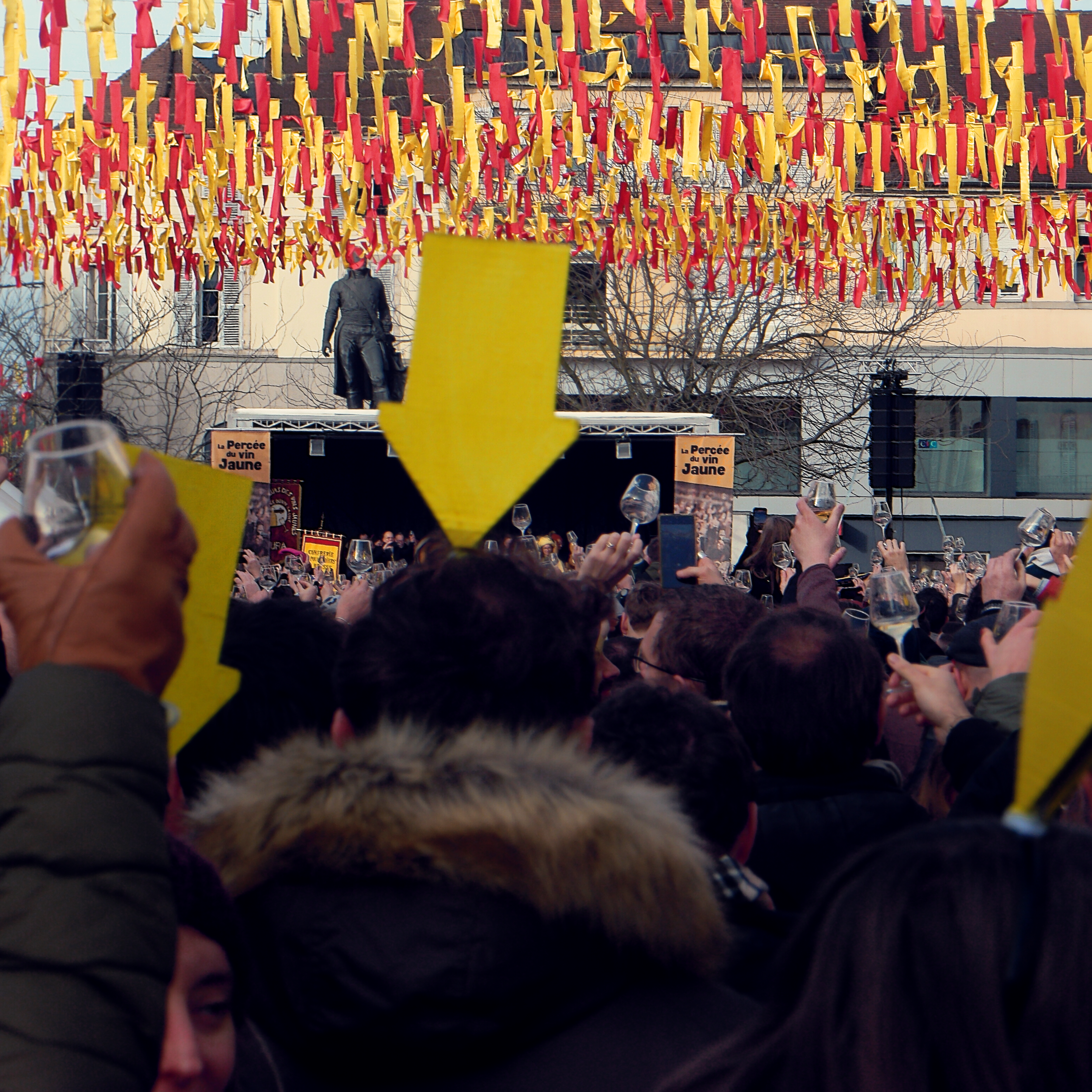 Même vue que l'image précédente, avec plus de recul pour voir la foule, notamment les fameus couvre-chefs affublés d'une flèche jaune désignant la tête de son porteur