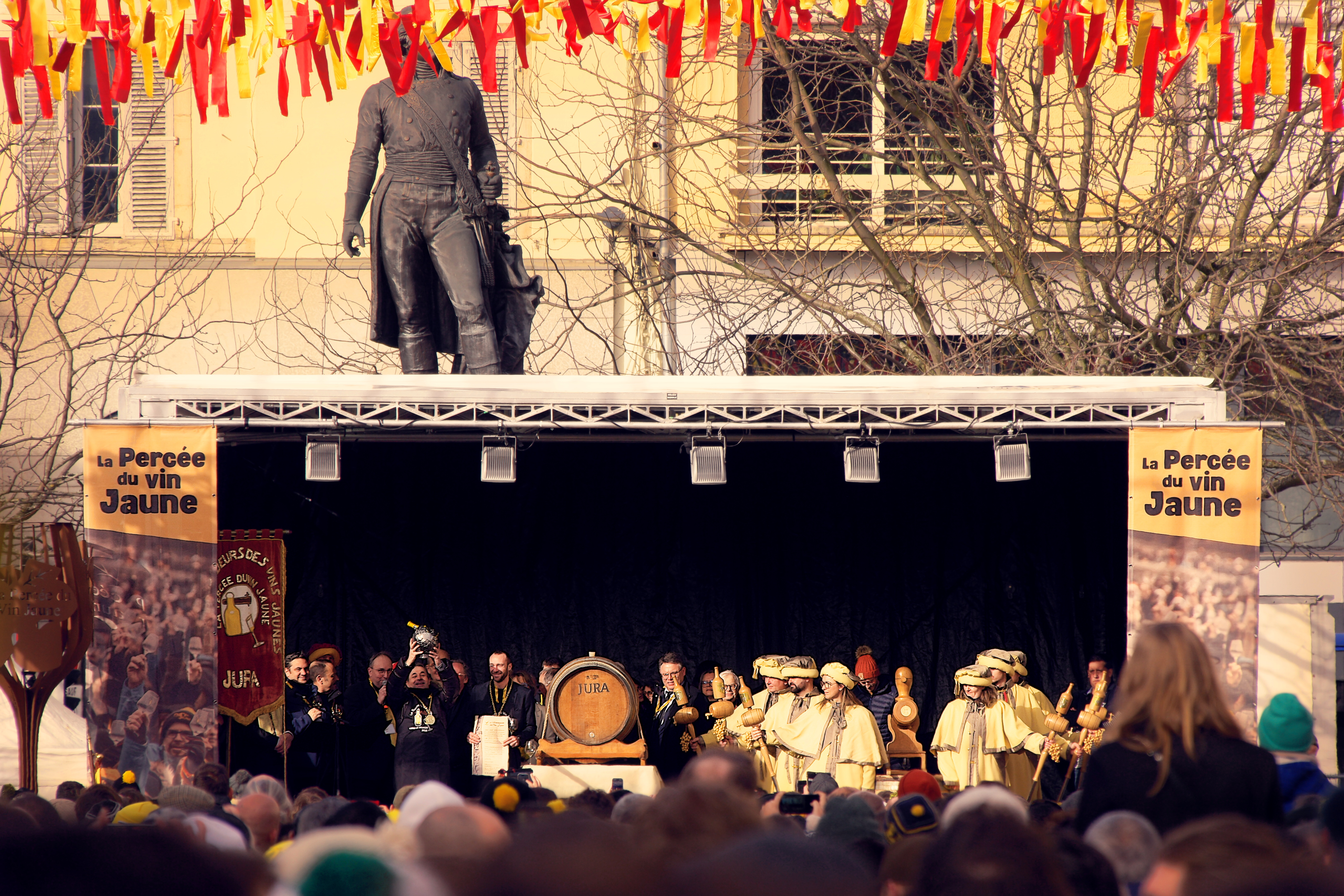 animation costumée sur le stand de la percée place de la liberté, au pied de la statue de Claude-Joseph Lecourbe