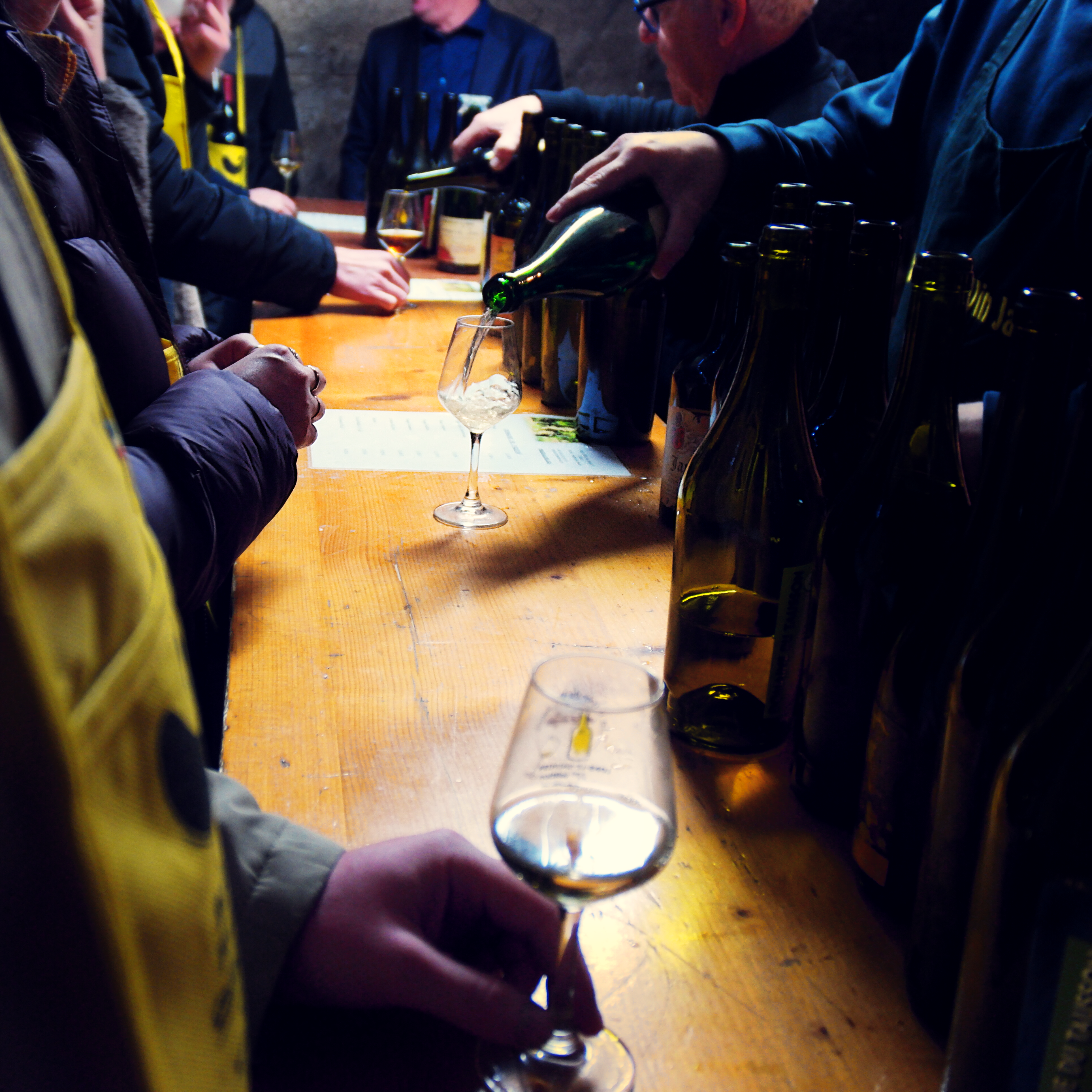 vue d'un comptoir sur lequel plusieurs verres de vins sont en train d'être remplis