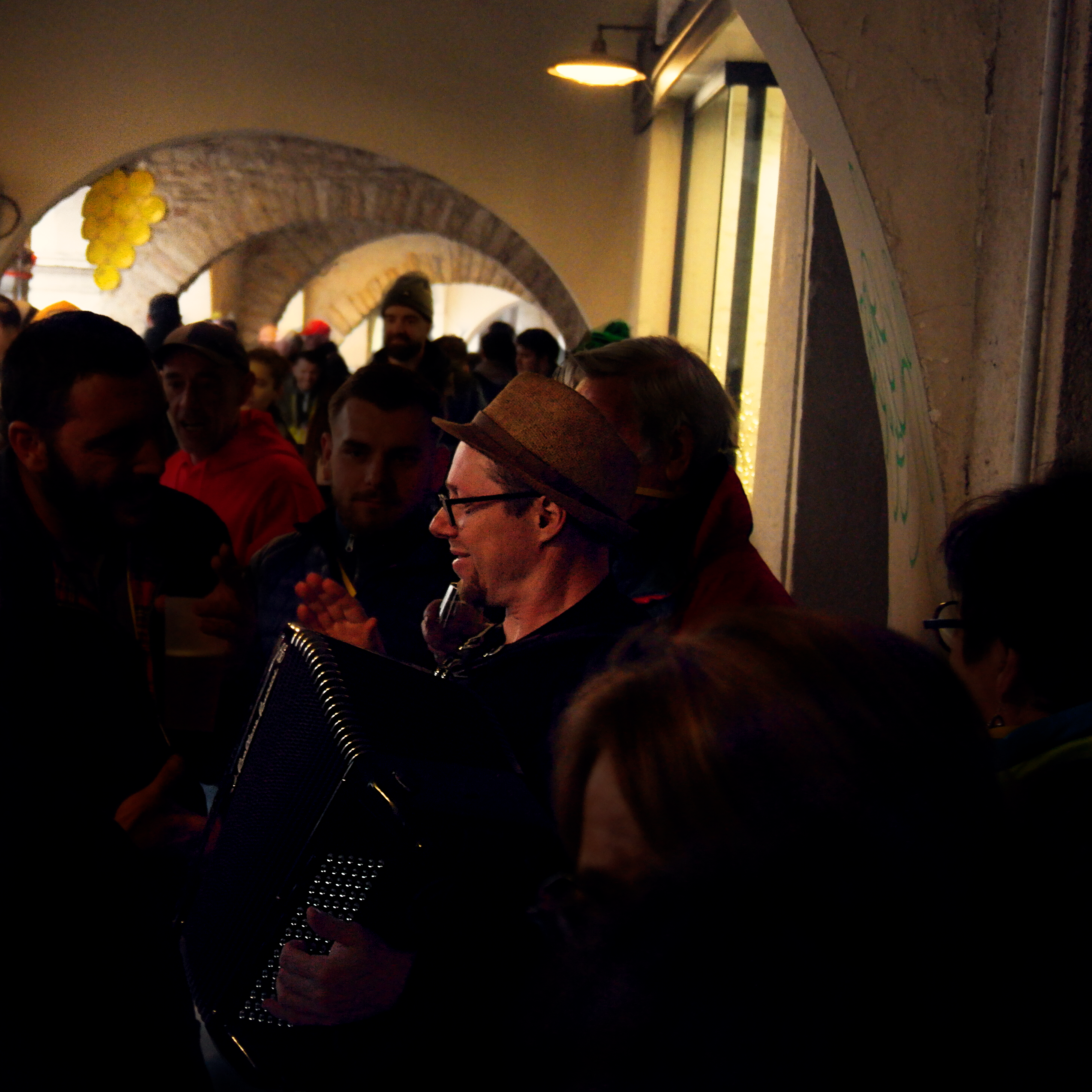 accordéoniste en train de jouer devant les passants, rue du commerce