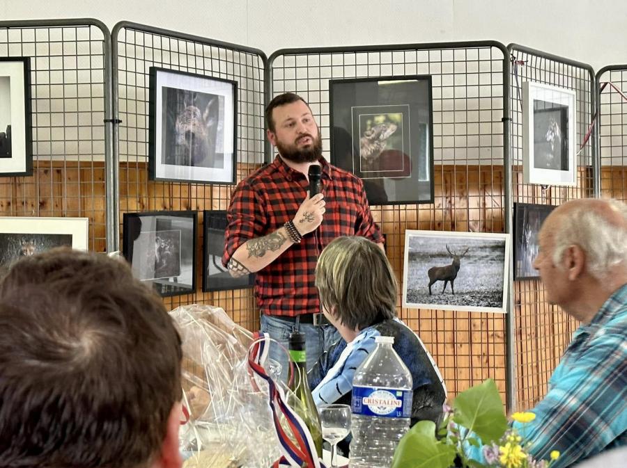 « Va n***** ta mère petite s***** » : Les dérapages verbaux de Guillaume Playez, militant d’extrême droite et conseiller municipal d’Abbenans