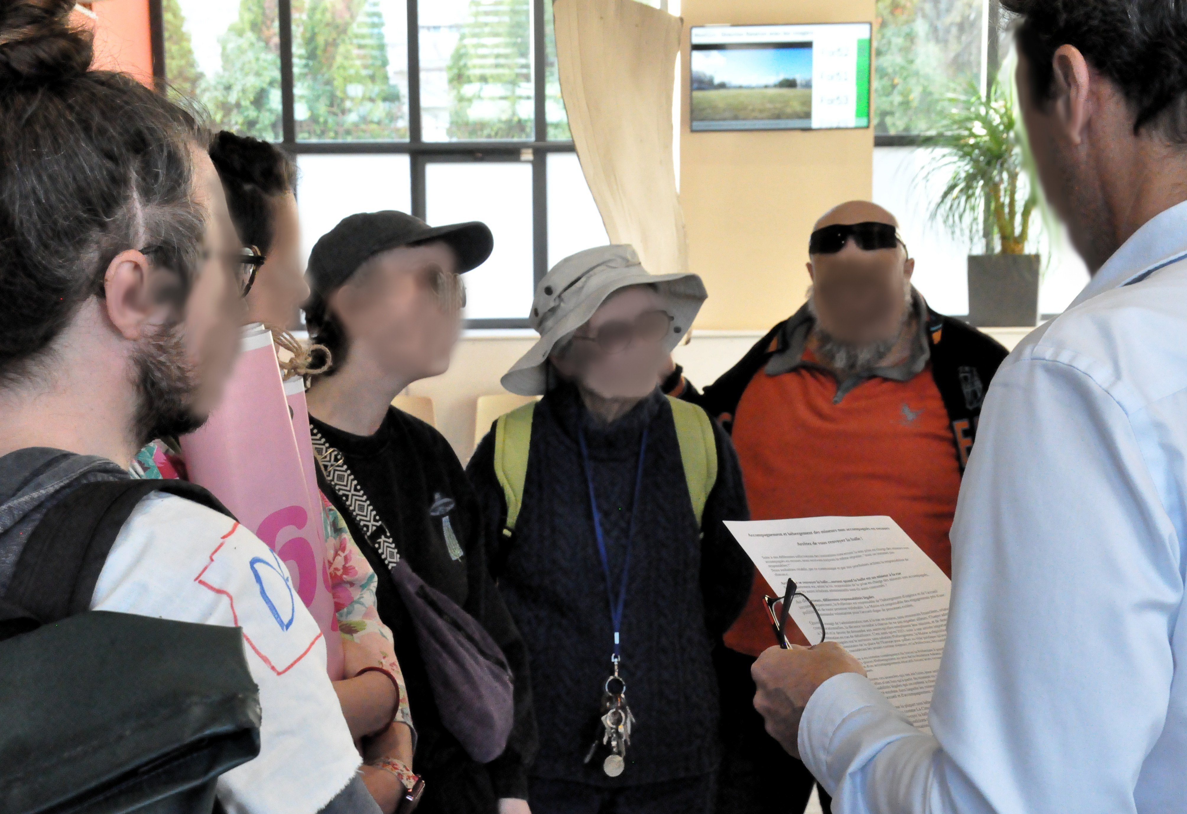 Groupe de personnes en train de discuter face à un représentant.