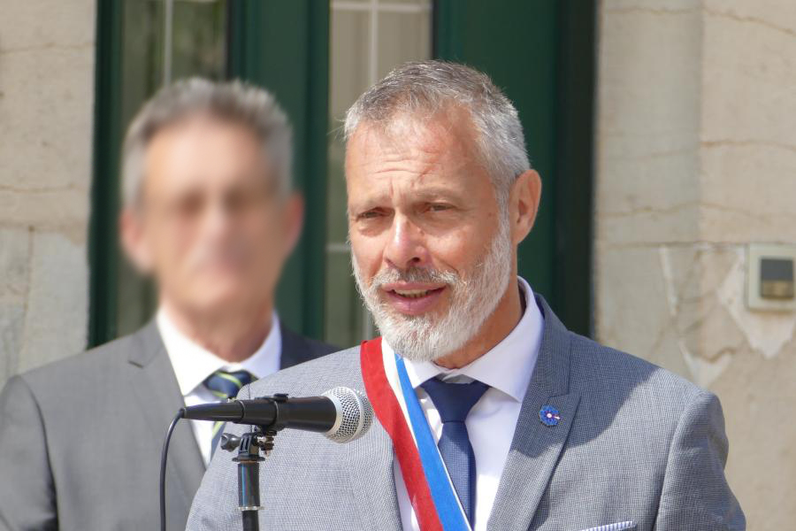 Théories racistes, visuels anti-LGBT+, soutien à Trump… Le profil « Facebook » secret de Franck Bernard, élu vice-président du Grand Besançon