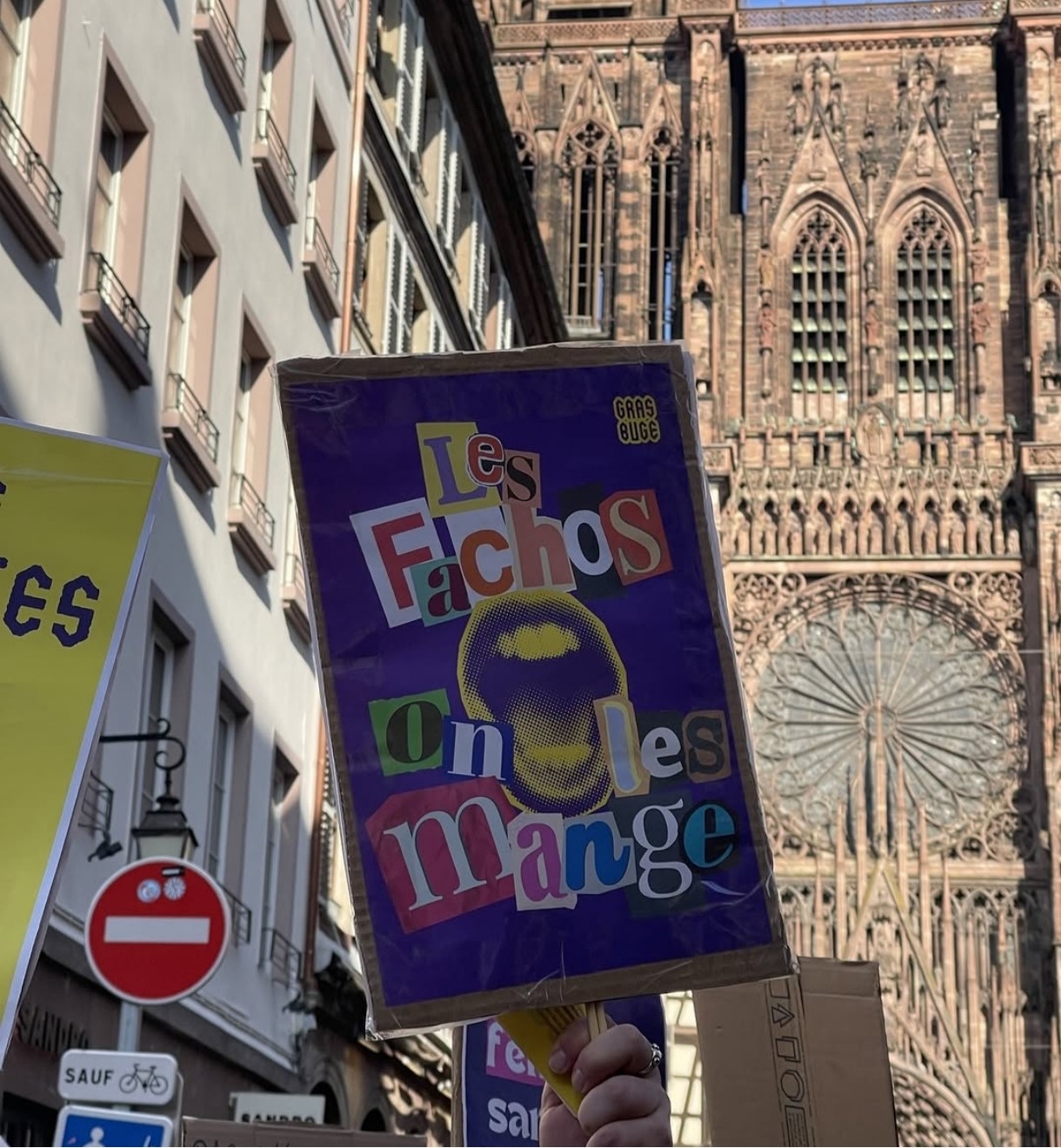 Pancarte "les fachos, on les mange" brandie lors d'une manifestation à Strasbourg