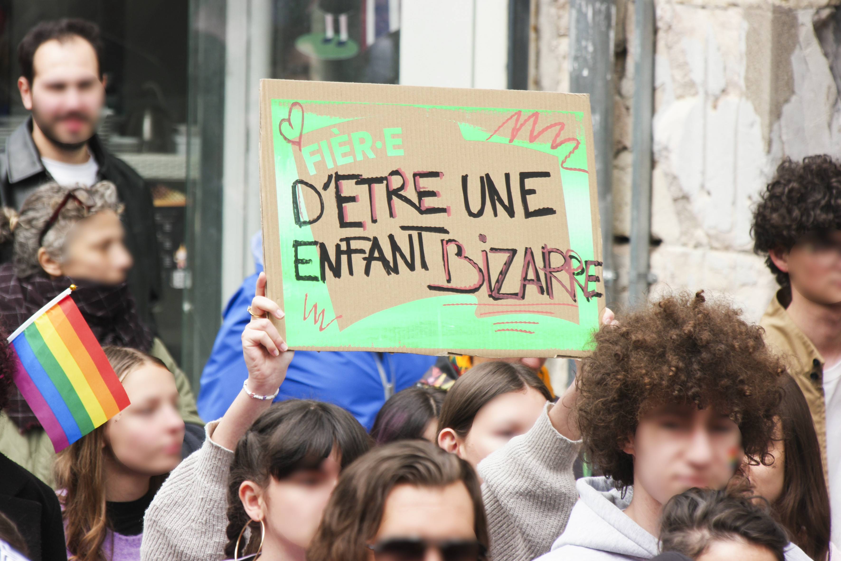 Une pancarte fièr·e d'être une enfant bizarre