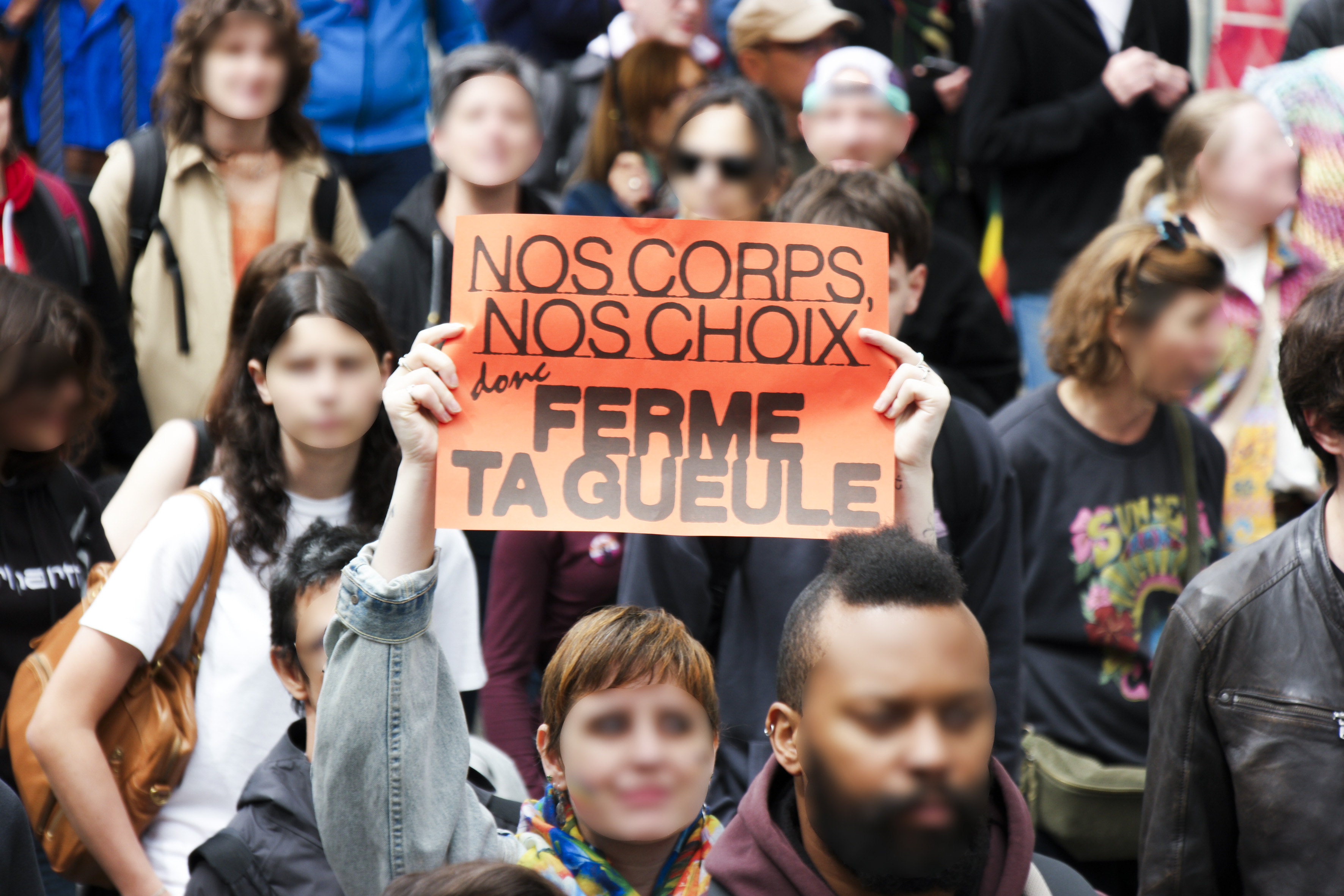 Une pancarte nos corps nos choix, donc ferme ta gueule