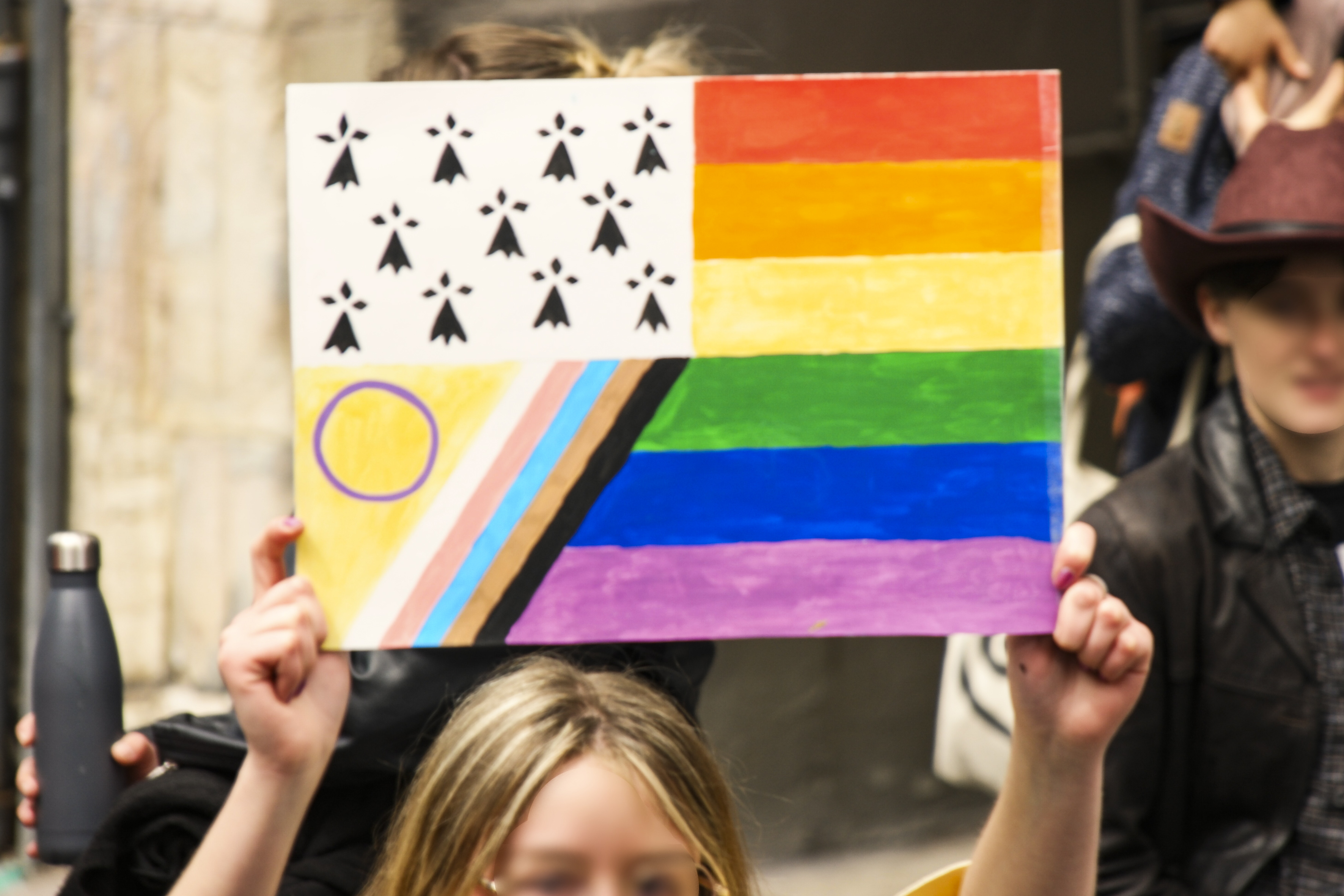 Un drapeau breton recolorié aux couleurs LGBT+