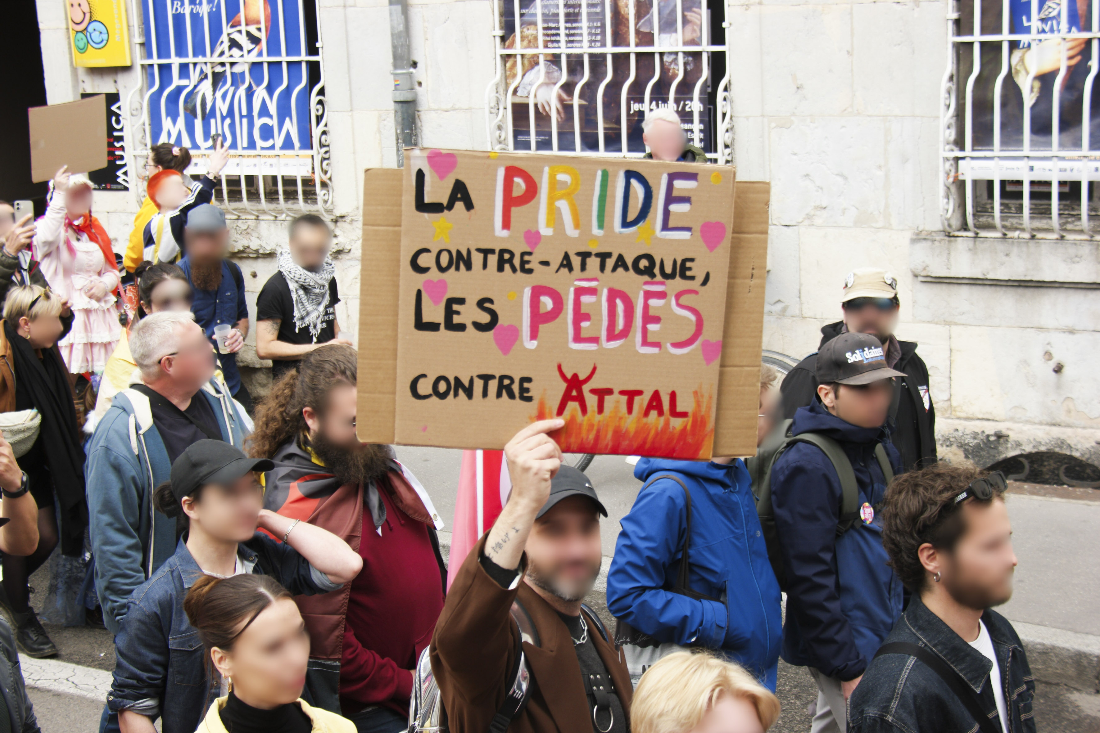 Une pancarte la pride contre-attaque, les pédés contre Attal