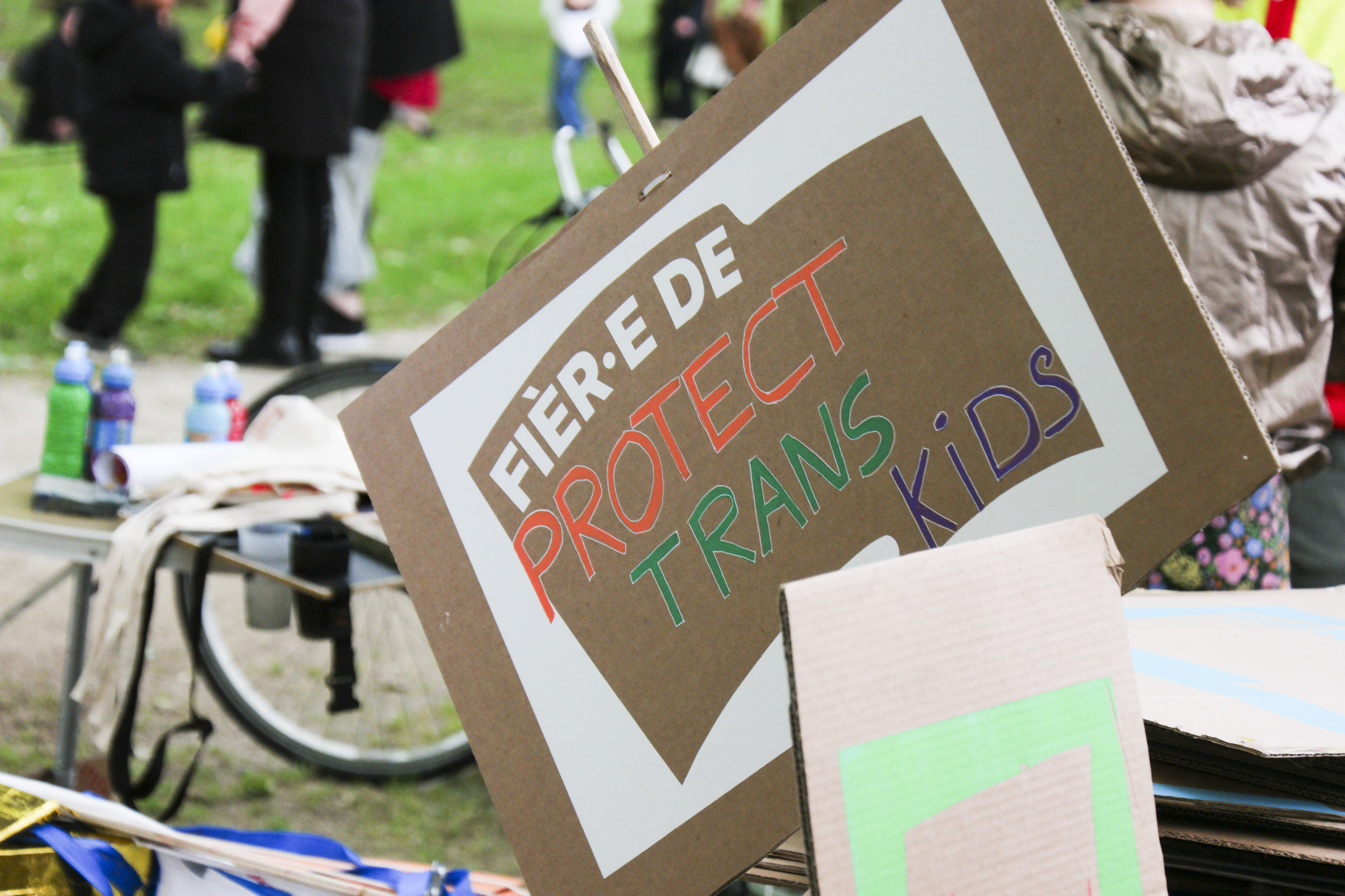 une pancarte protect trans kids