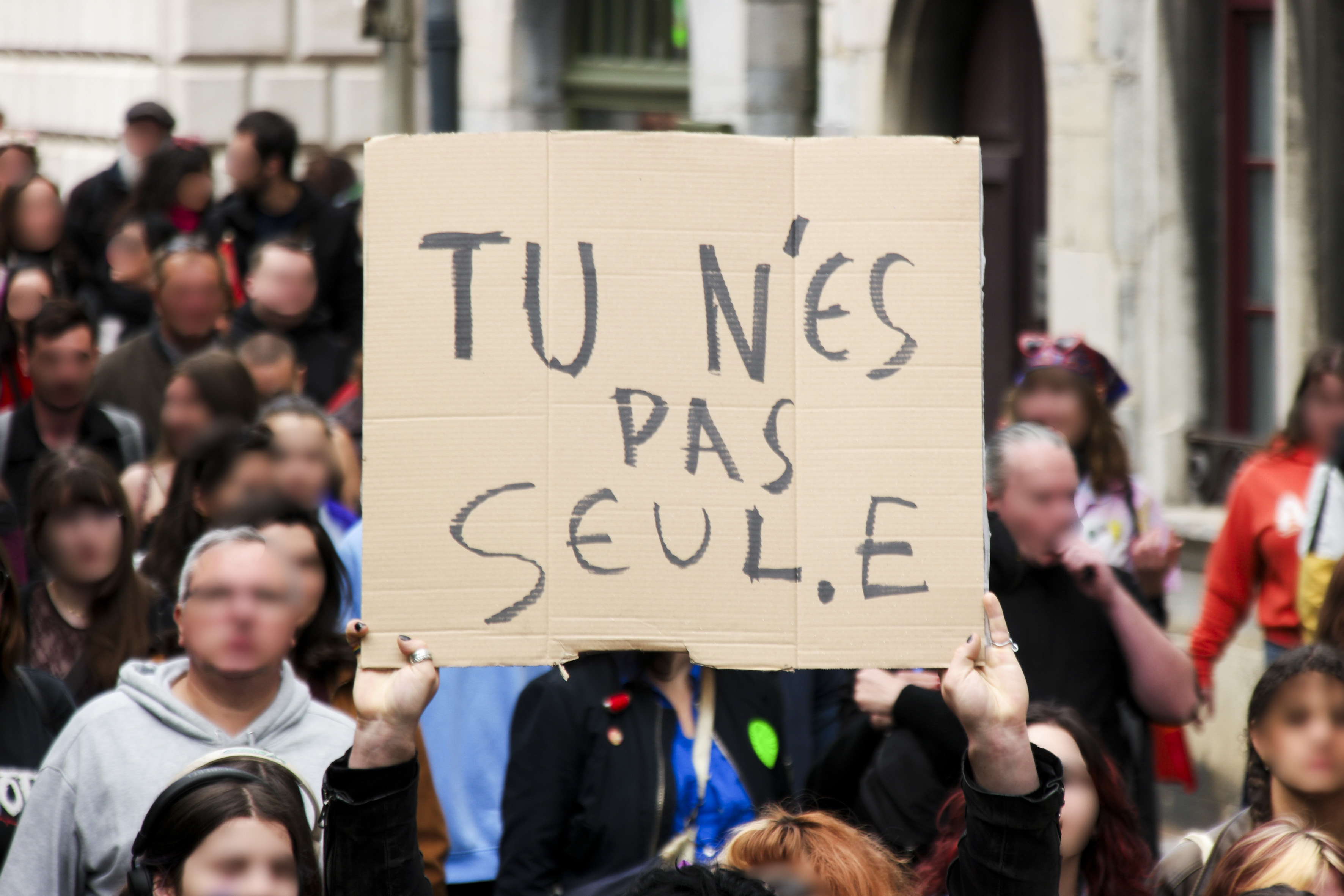 Une pancarte Tu n'es pas seul·e